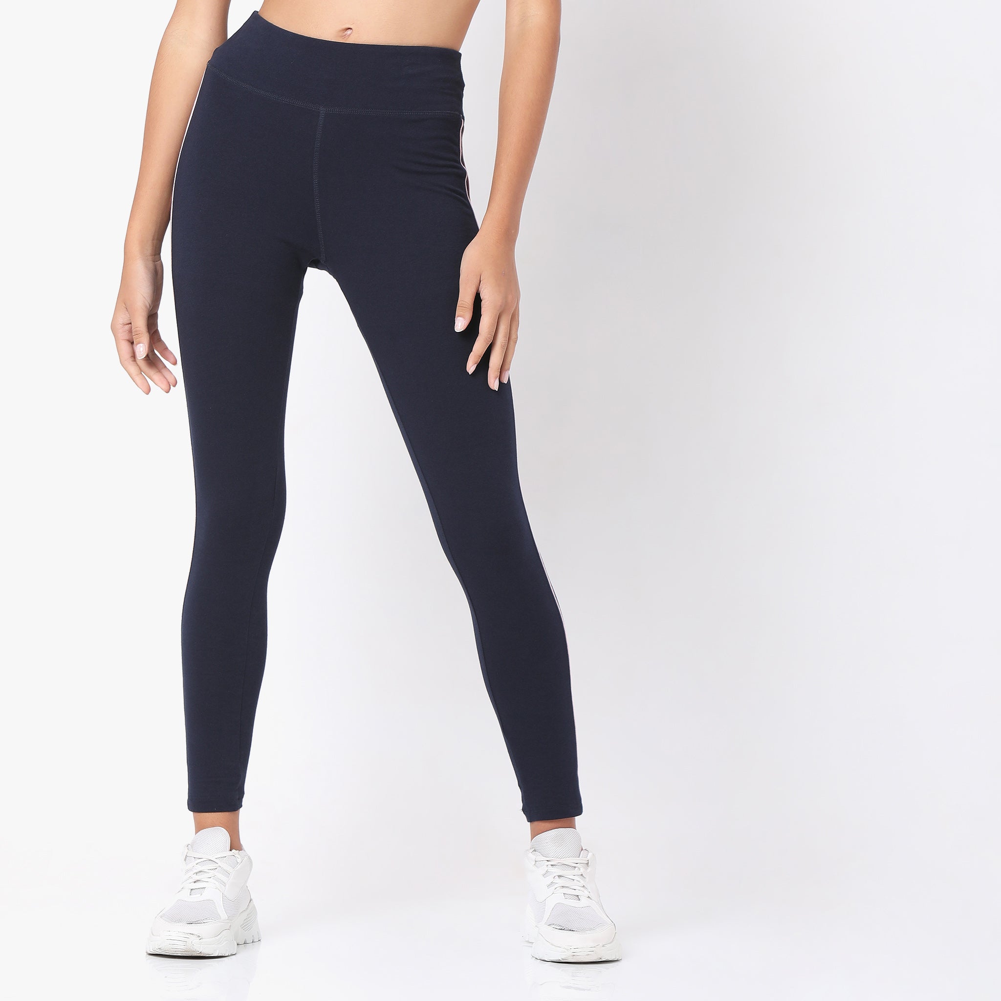 Women Wearing Relaxed Fit Solid Mid Rise Legging