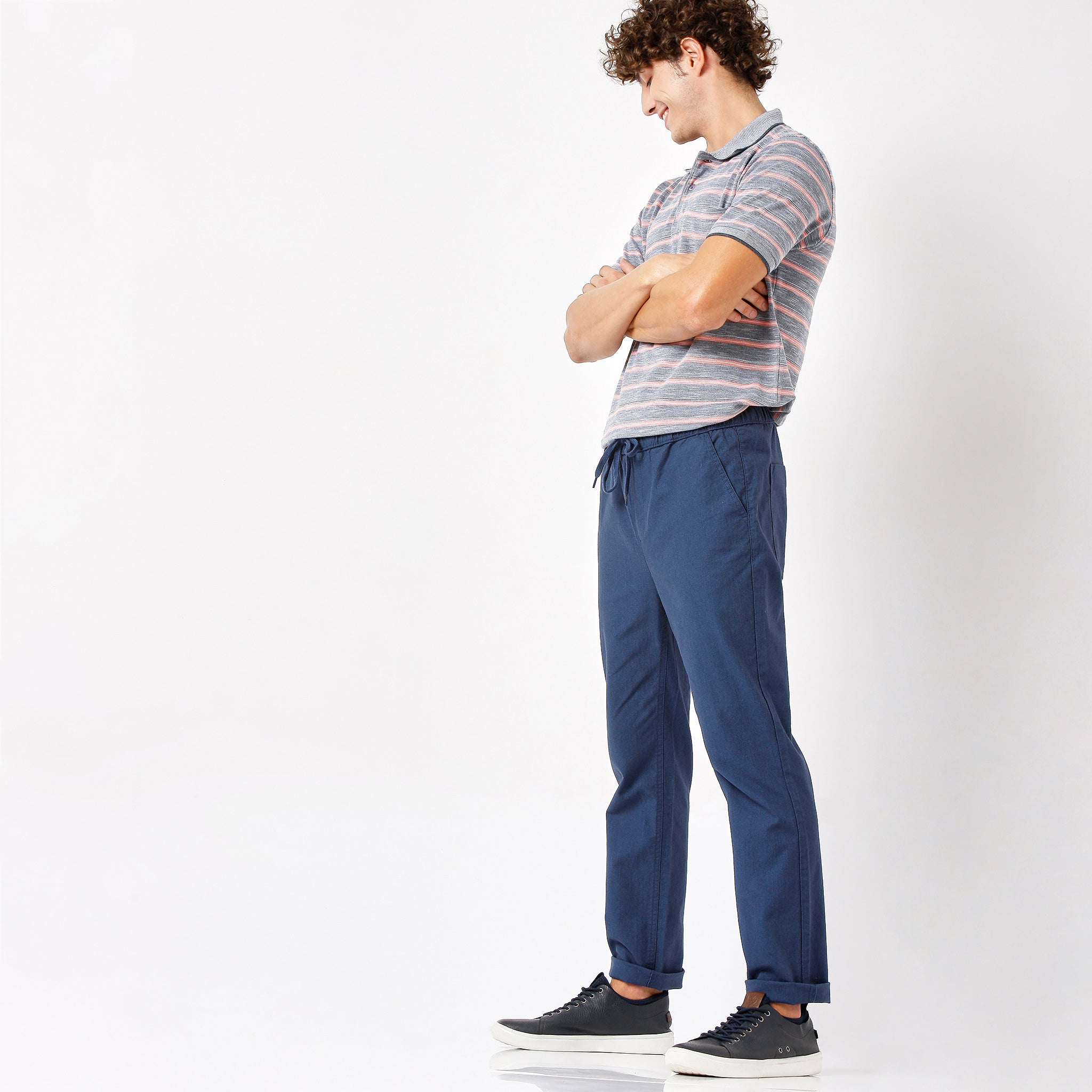 Men Wearing Slim Fit Solid Mid Rise Chinos