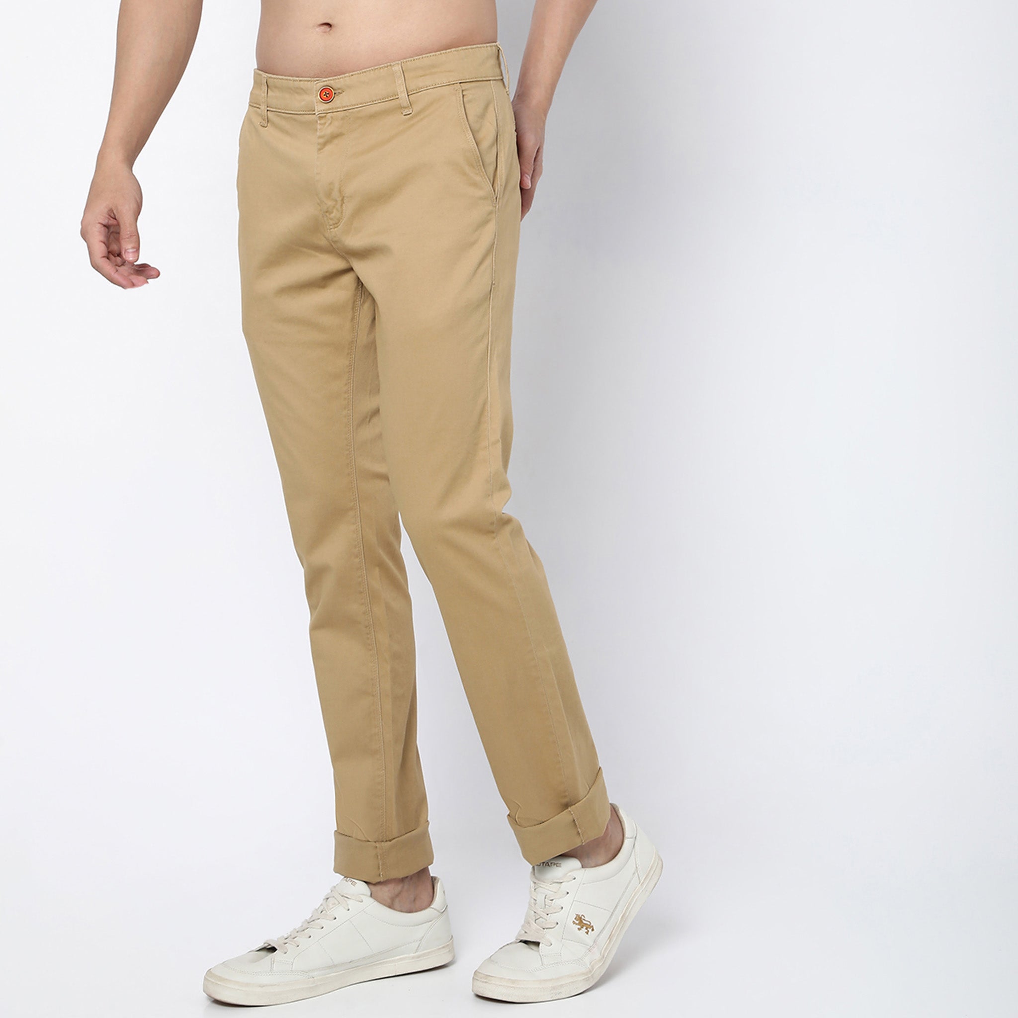 Men Wearing Slim Fit Solid Mid Rise Chinos