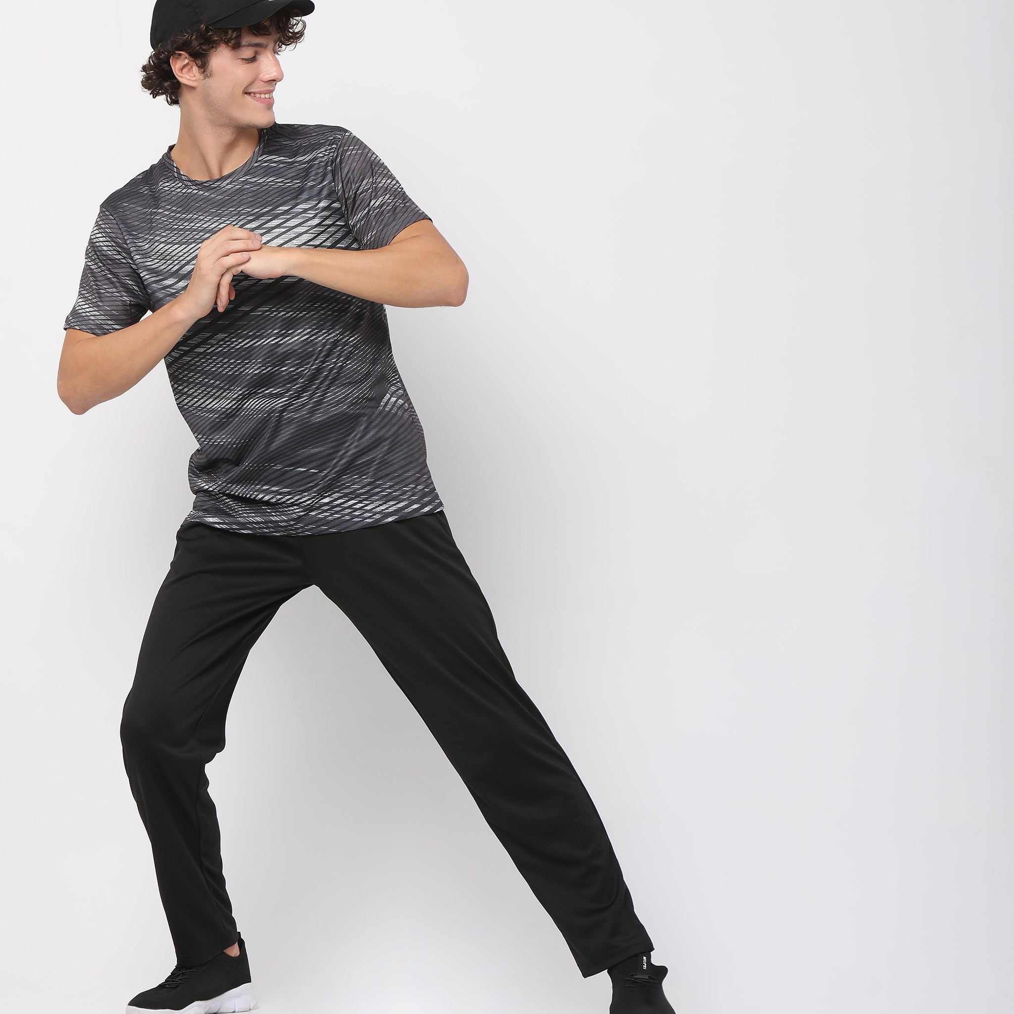 Men Wearing Regular Fit Solid Mid Rise Trackpant
