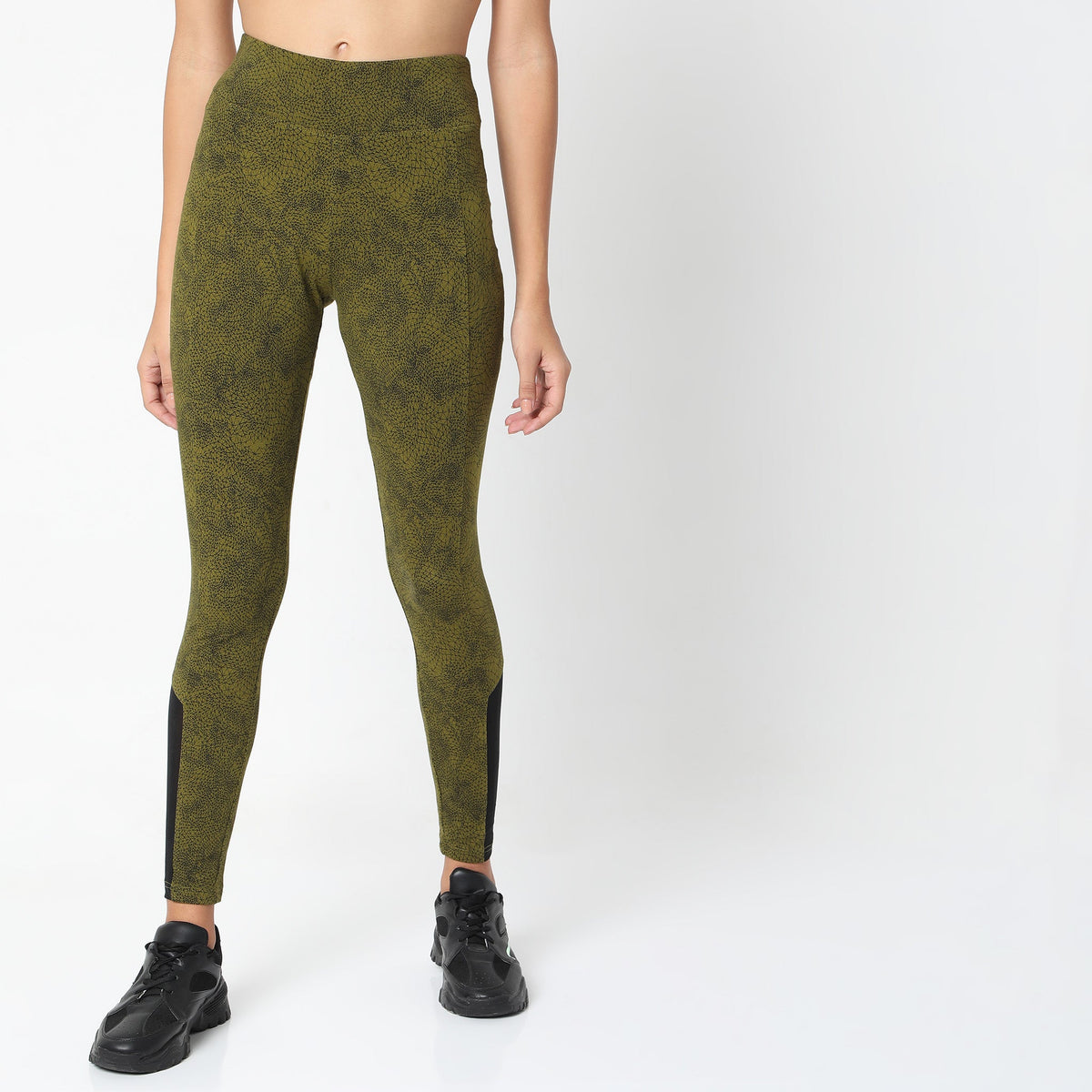 Women Wearing Regular Fit Printed Mid Rise Legging