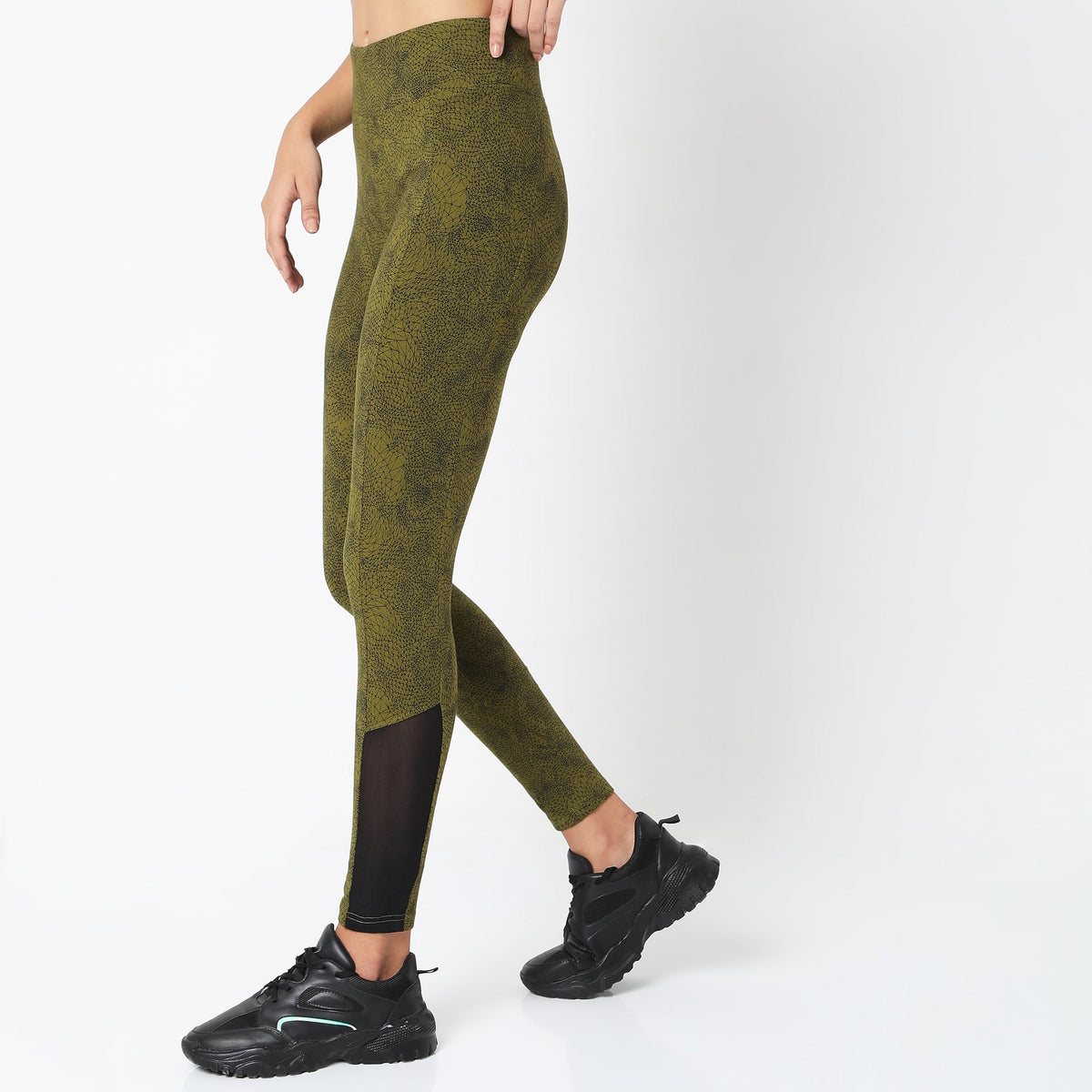 Women Wearing Regular Fit Printed Mid Rise Legging