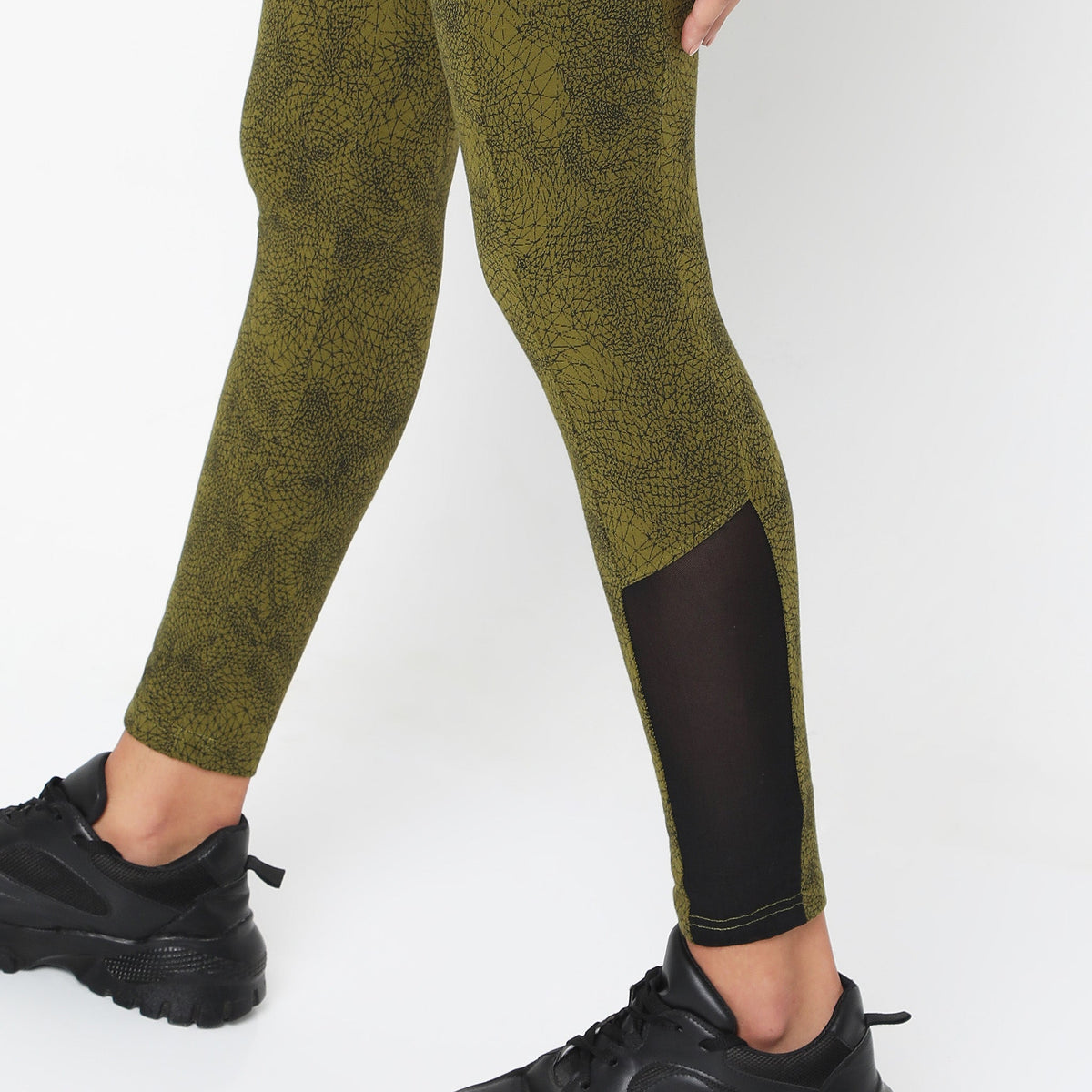 Women Wearing Regular Fit Printed Mid Rise Legging