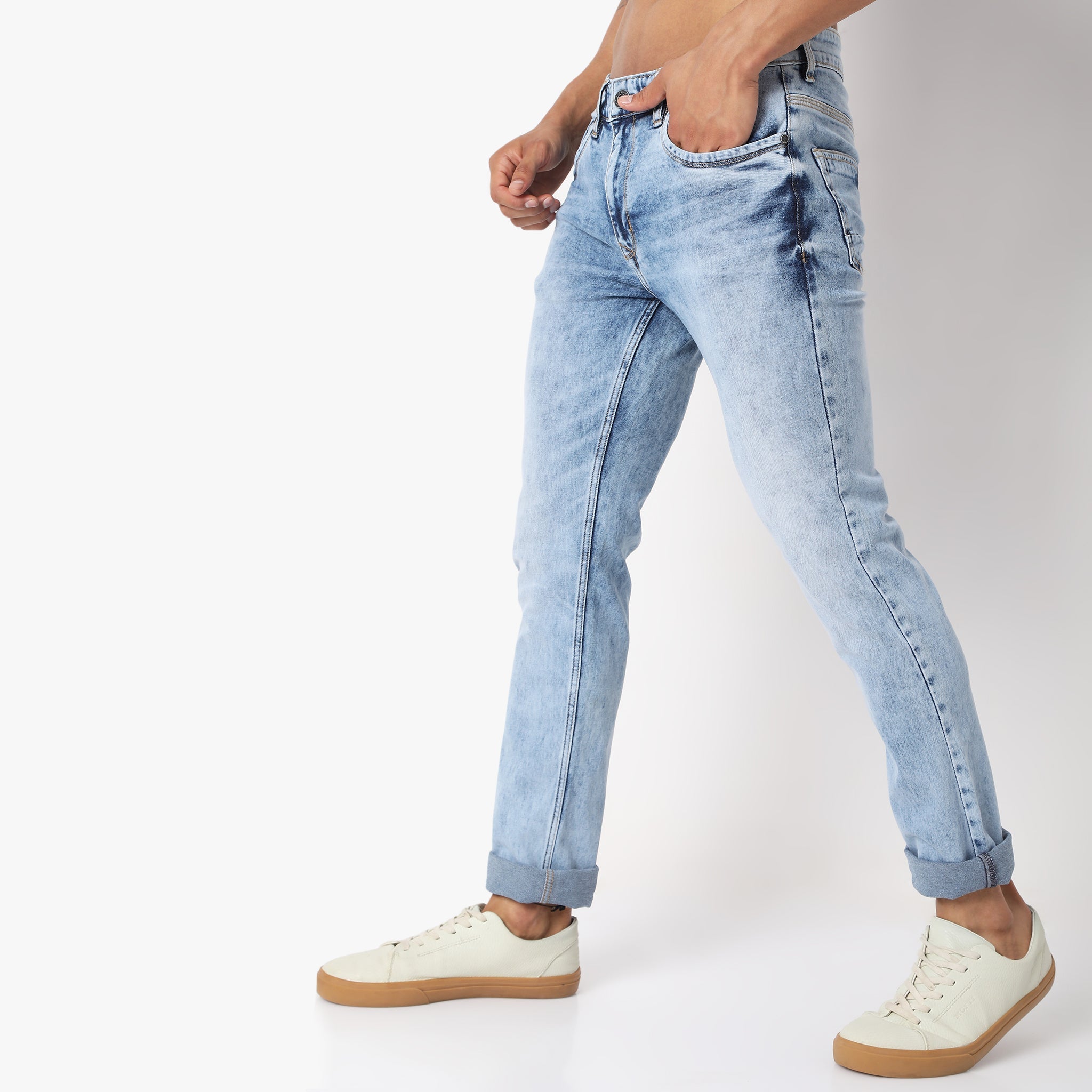 Men Wearing Slim Fit Solid Mid Rise Jean