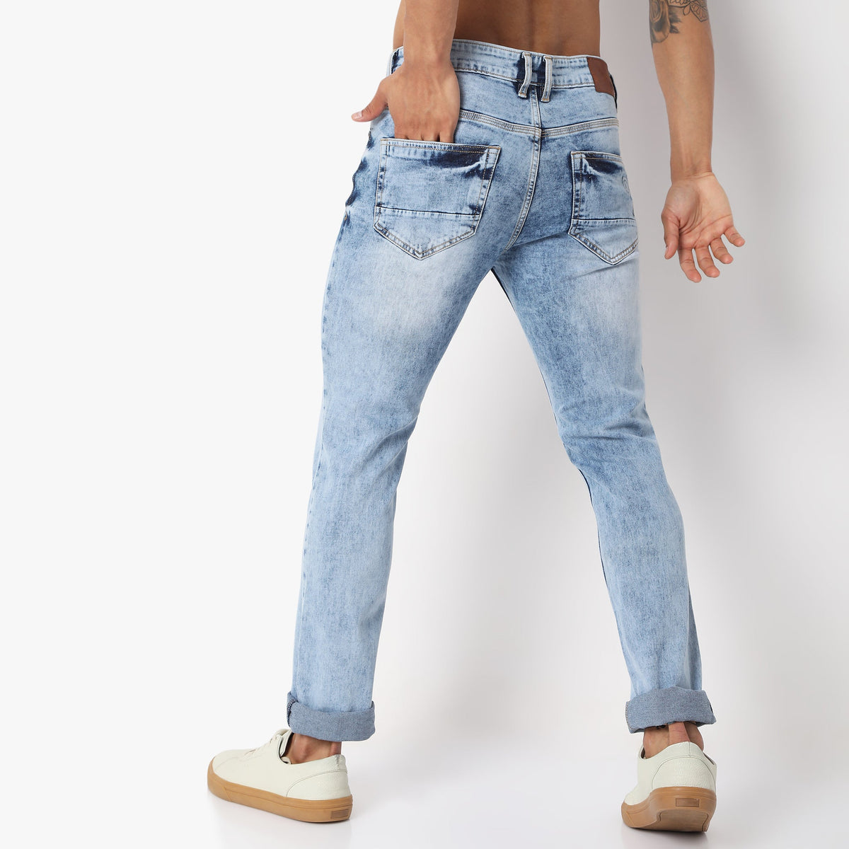 Men Wearing Slim Fit Solid Mid Rise Jean