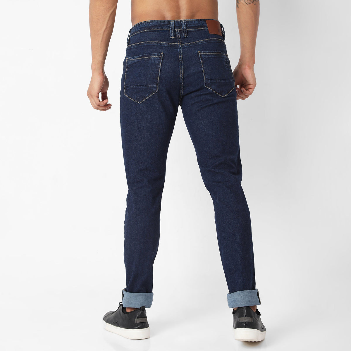 Men Wearing Straight Fit Solid Mid Rise Jean