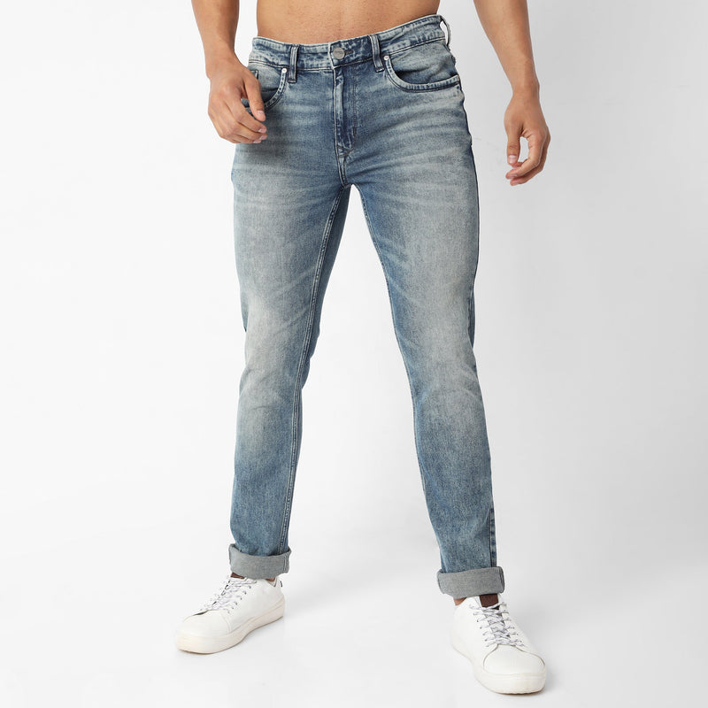 Men Wearing Straight Fit Solid Mid Rise Jean