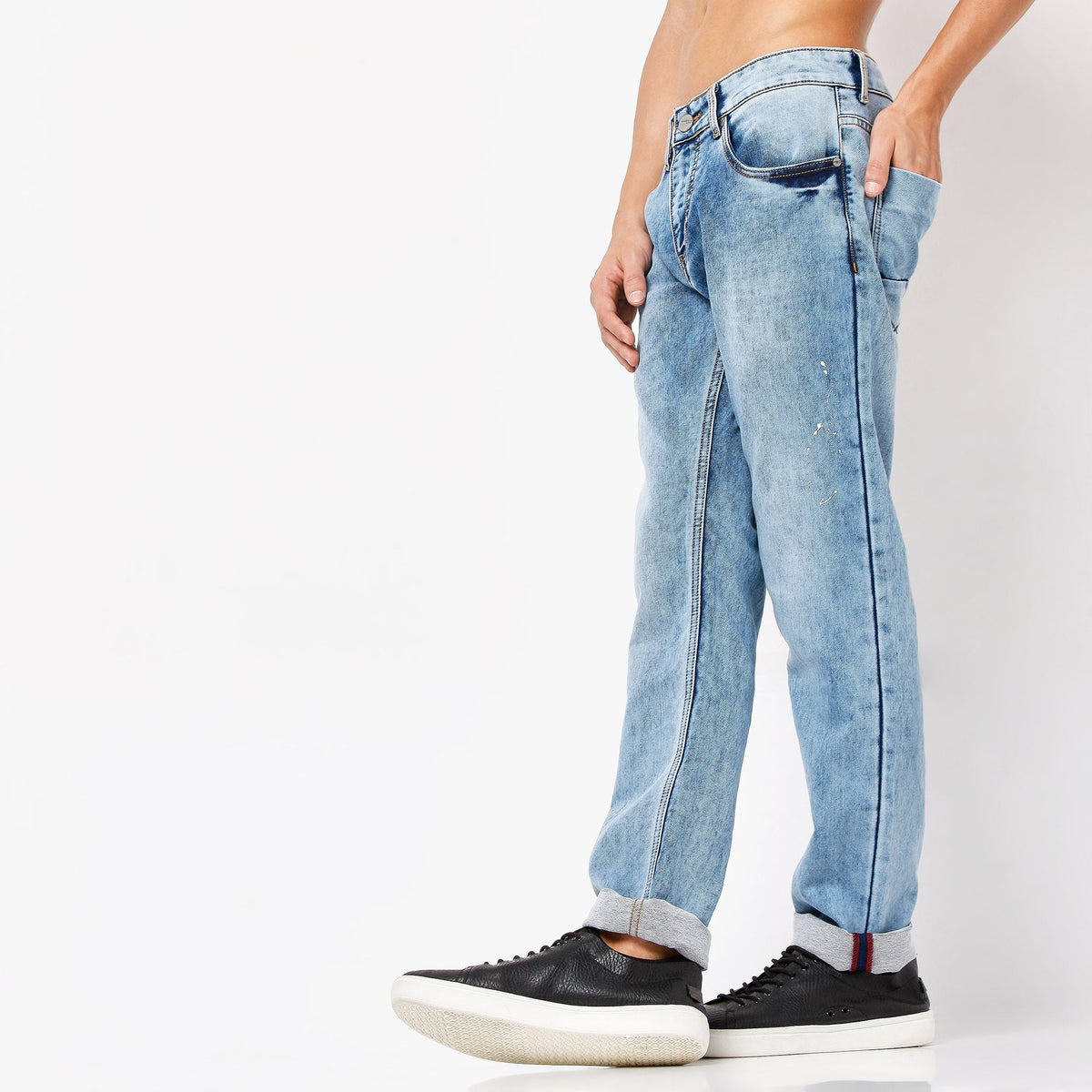 Men Wearing Straight Fit Solid Mid Rise Jean