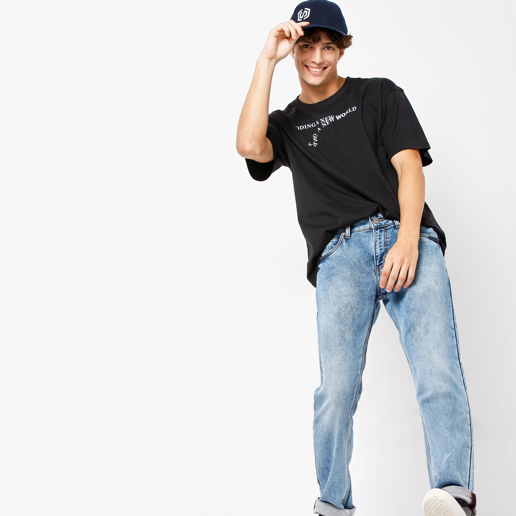 Men Wearing Straight Fit Solid Mid Rise Jean