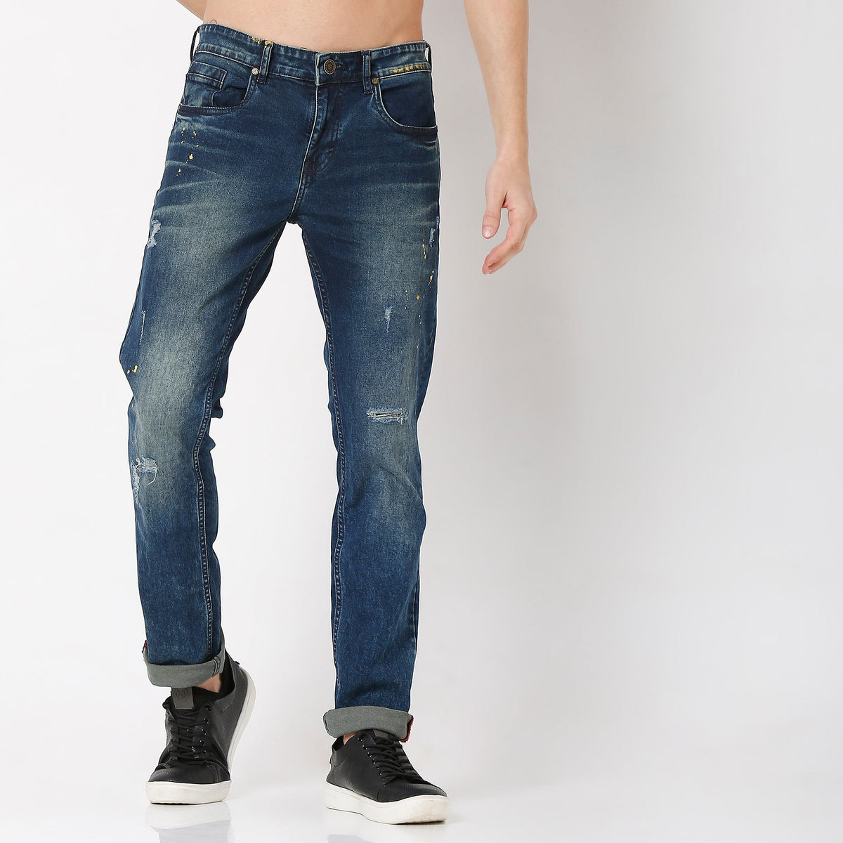 Men Wearing Straight Fit Solid Mid Rise Jean