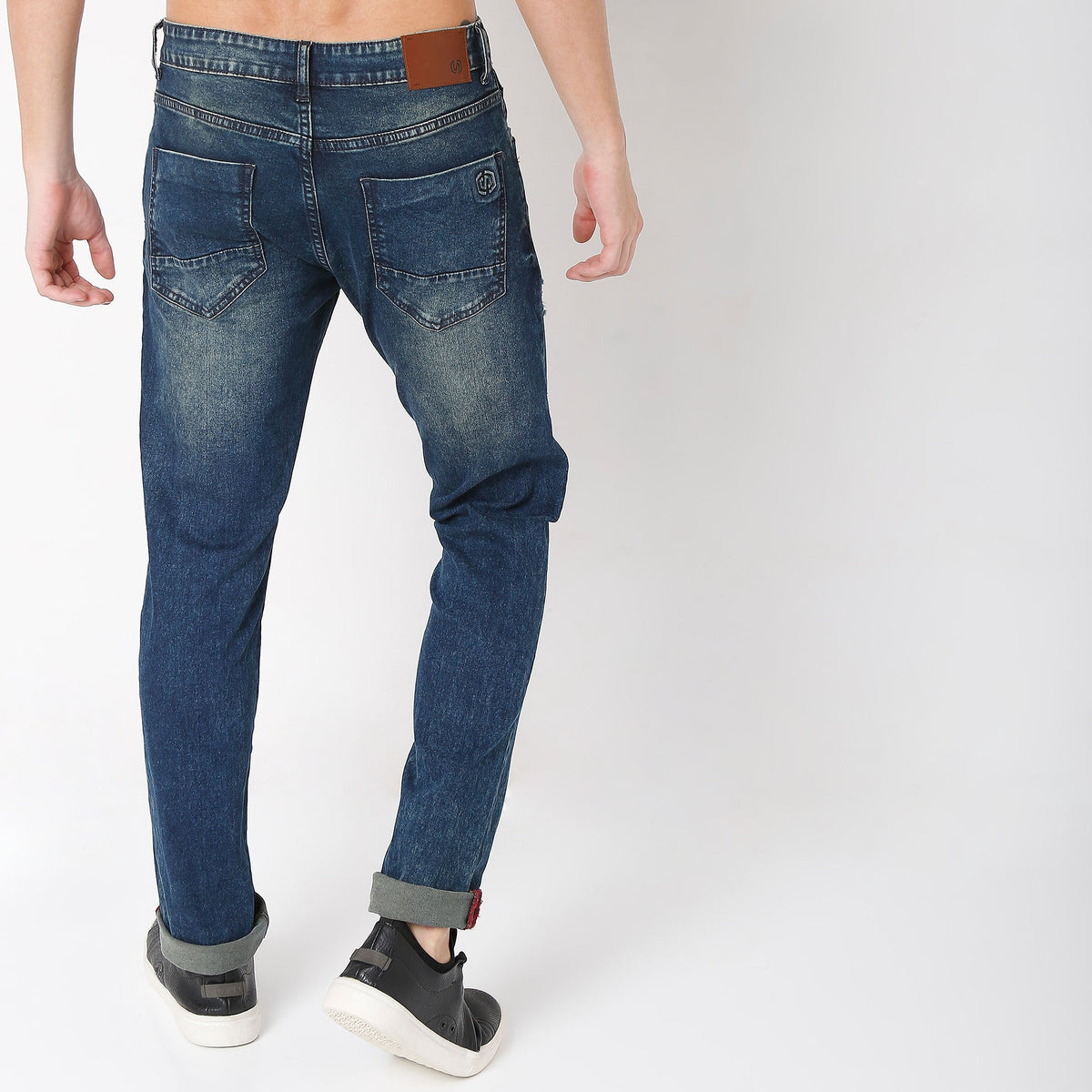 Men Wearing Straight Fit Solid Mid Rise Jean