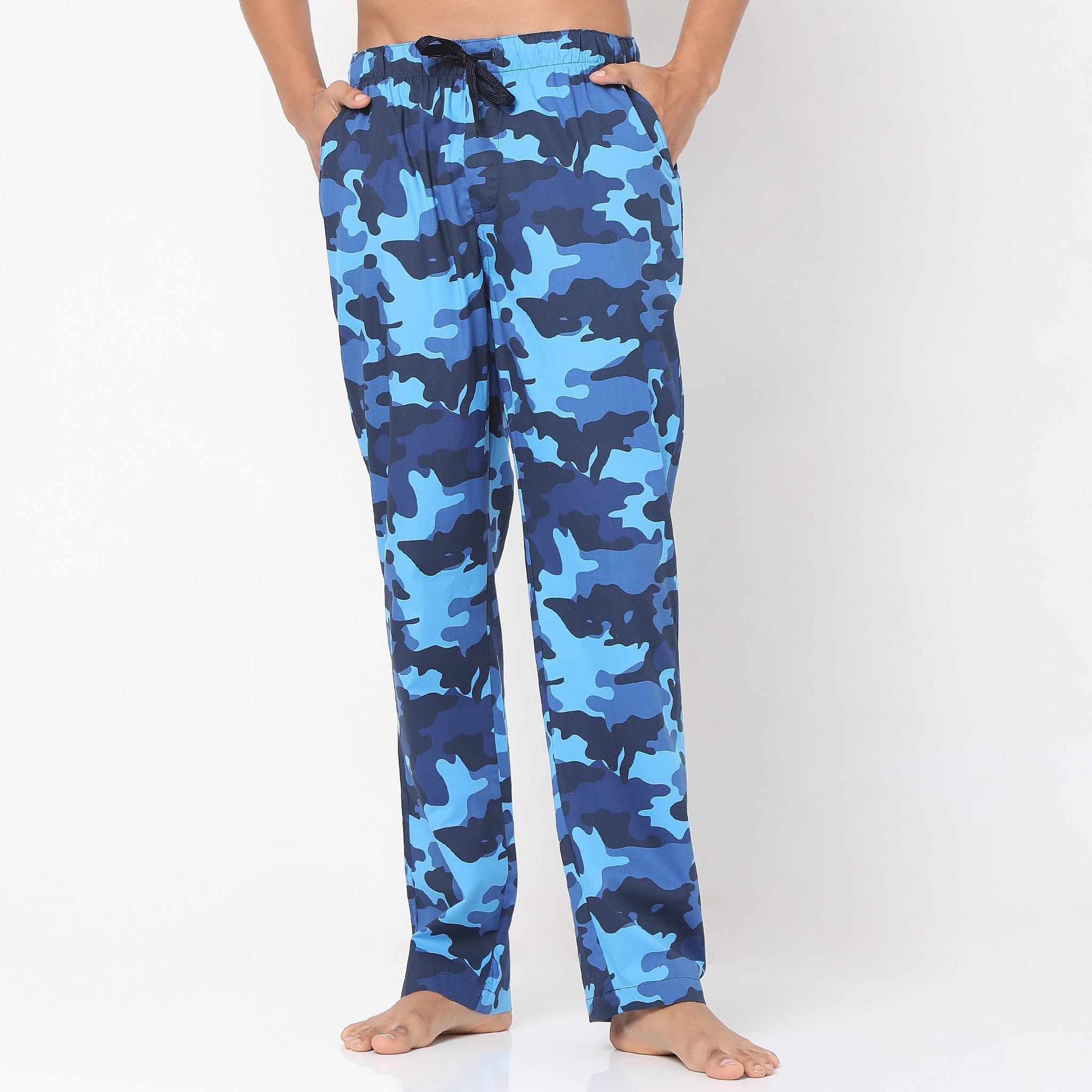 Men Wearing Relaxed Fit Printed Mid Rise Pyjama