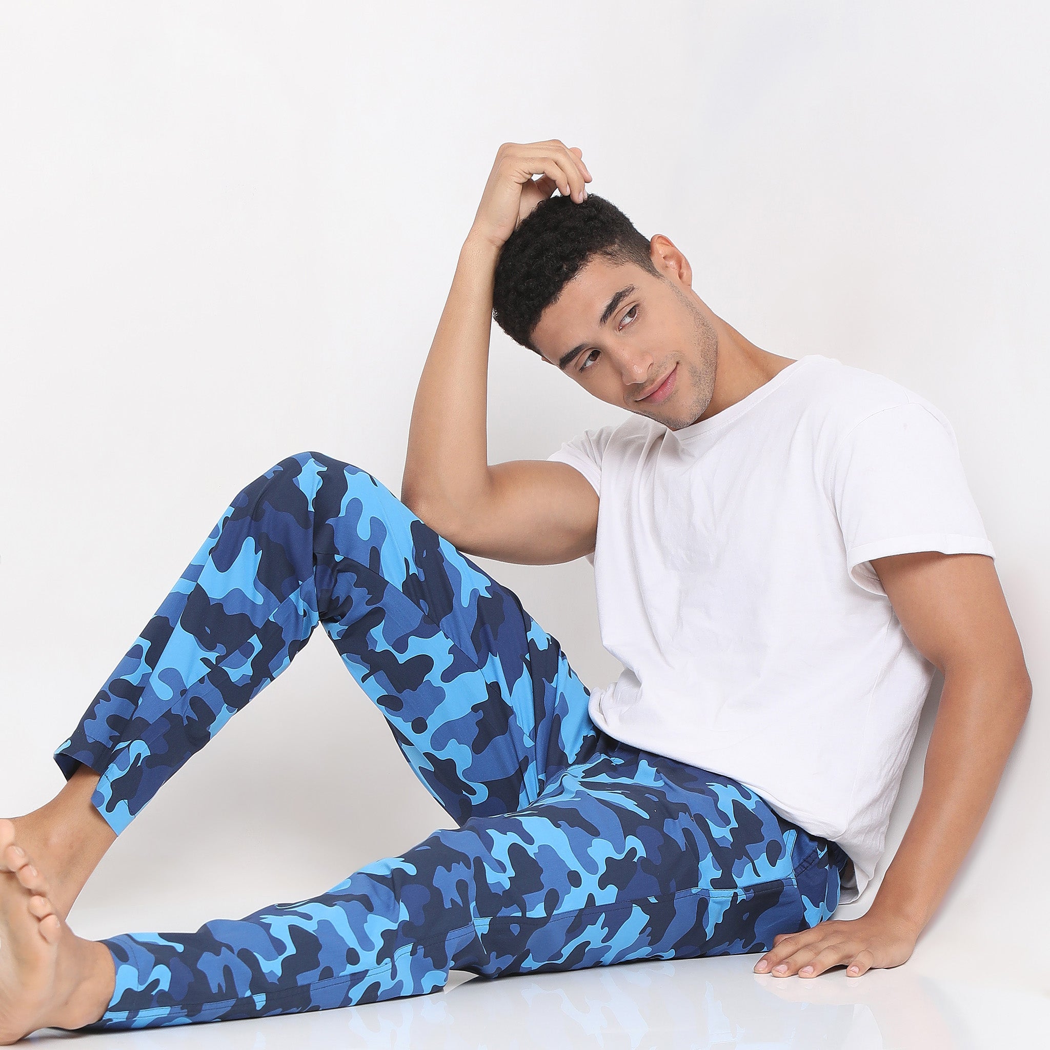 Men Wearing Relaxed Fit Printed Mid Rise Pyjama