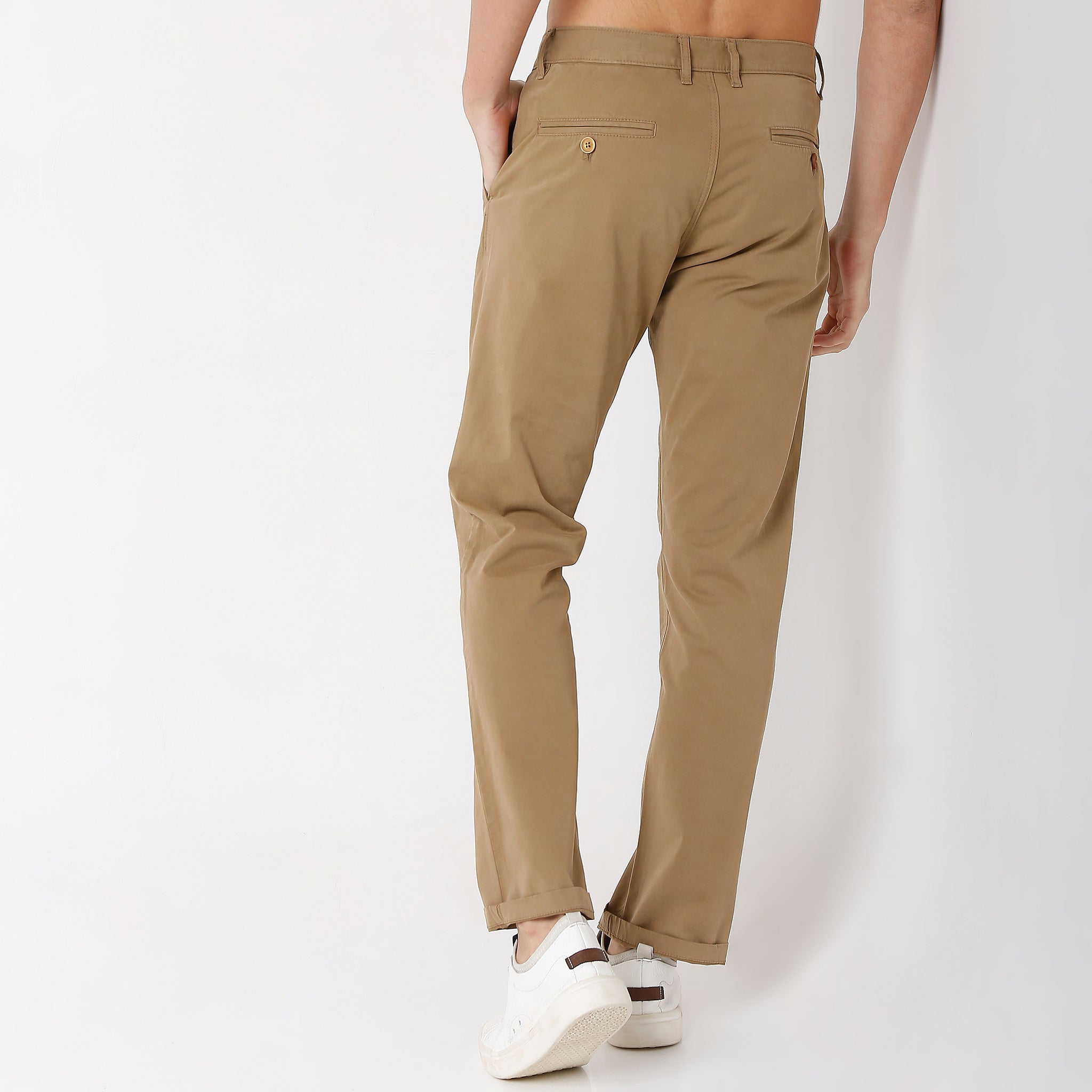 Men Wearing Regular Fit Solid Mid Rise Chinos
