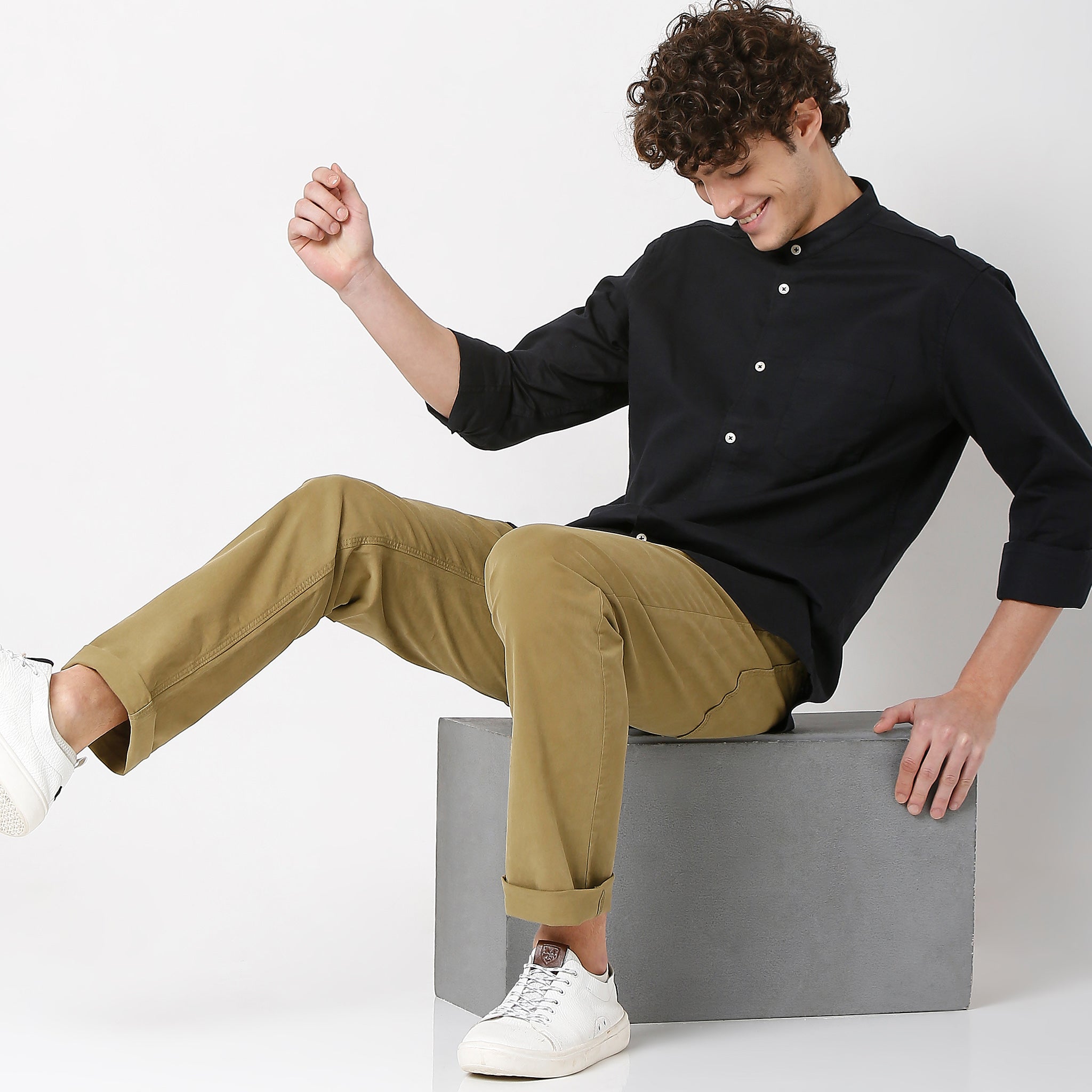 Men Wearing Regular Fit Solid Mid Rise Chinos
