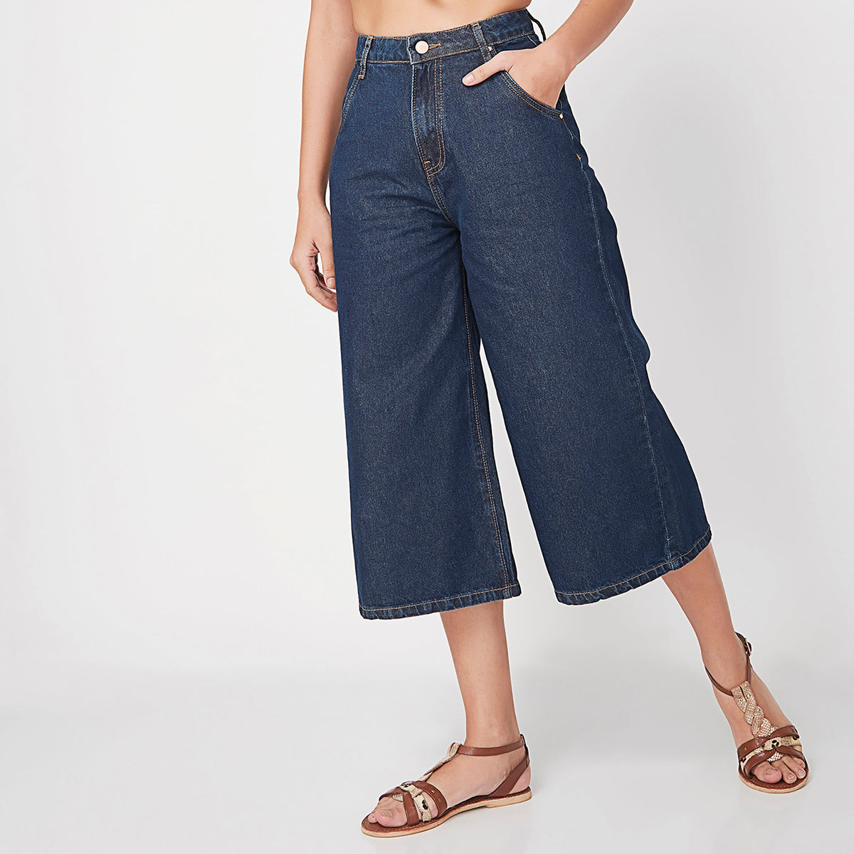 Women Wearing Flare Fit Solid High Rise Culotte