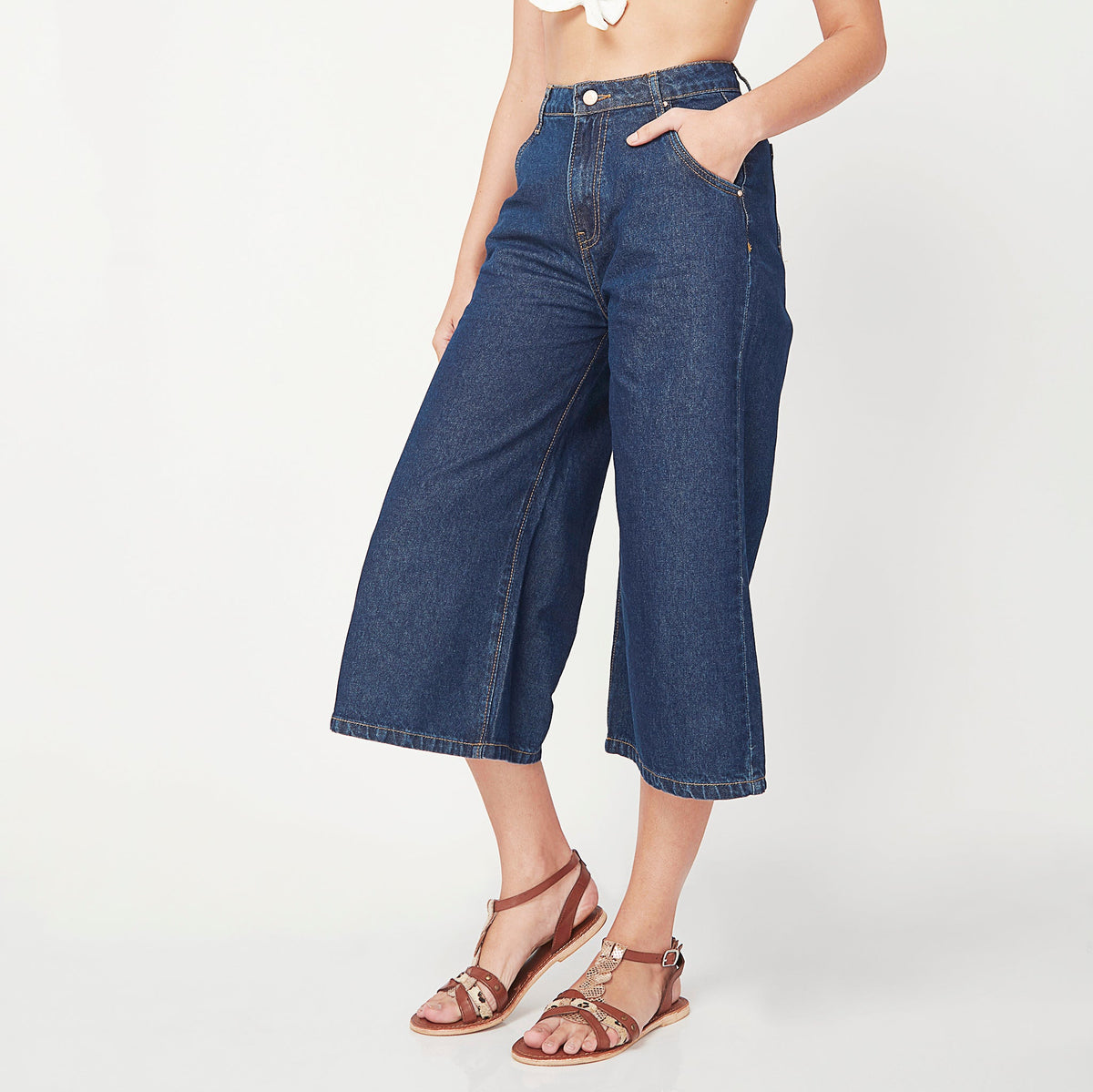 Women Wearing Flare Fit Solid High Rise Culotte