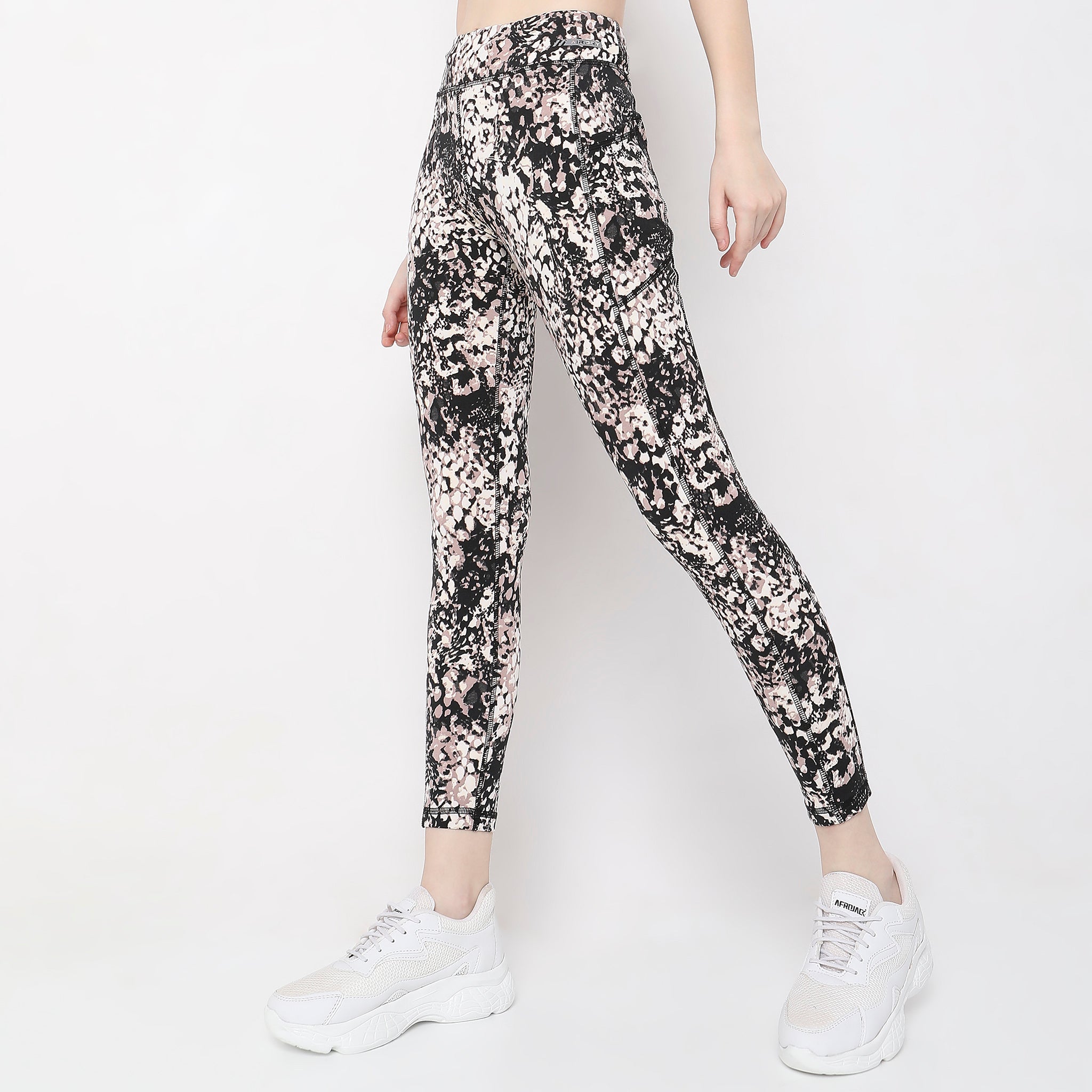 Women Wearing Skinny Fit Abstract Mid Rise Jeggings