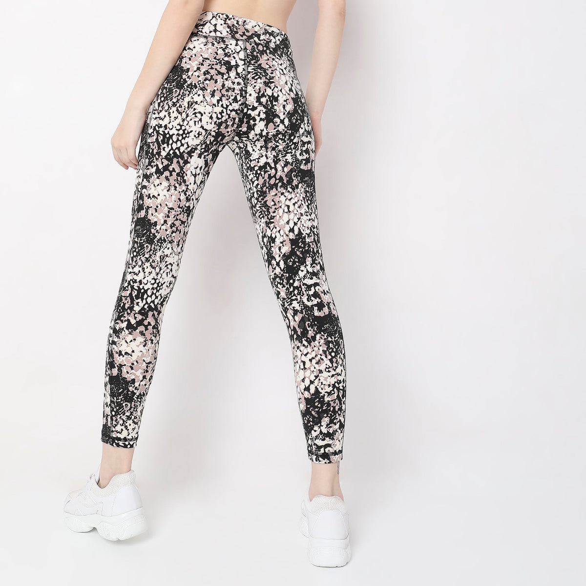 Women Wearing Skinny Fit Abstract Mid Rise Jeggings