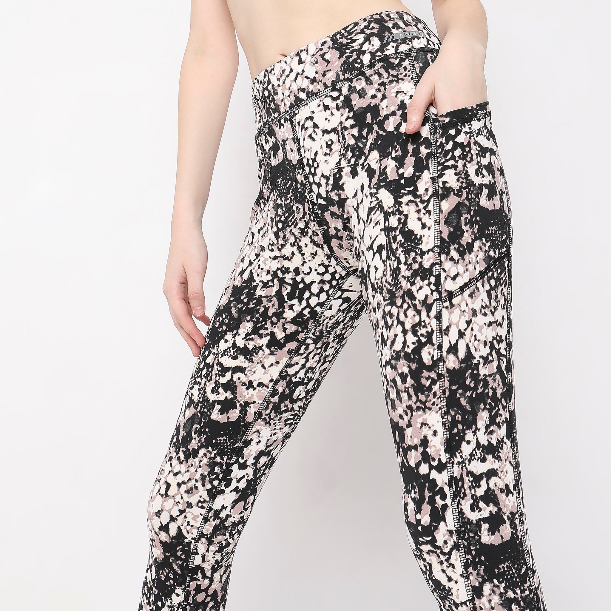 Women Wearing Skinny Fit Abstract Mid Rise Jeggings