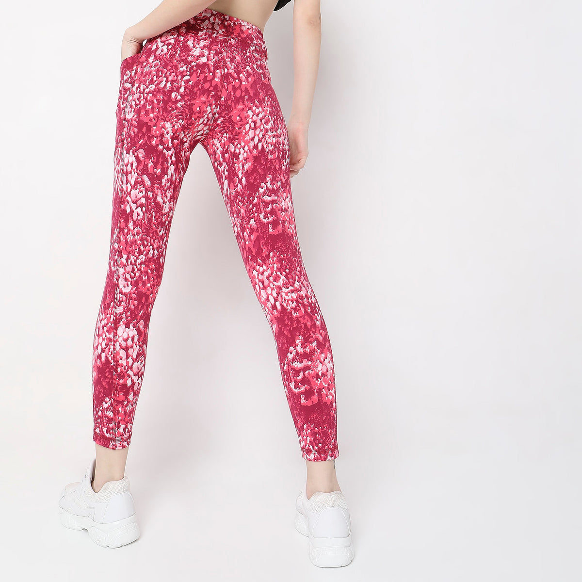 Women Wearing Skinny Fit Abstract Mid Rise Jeggings