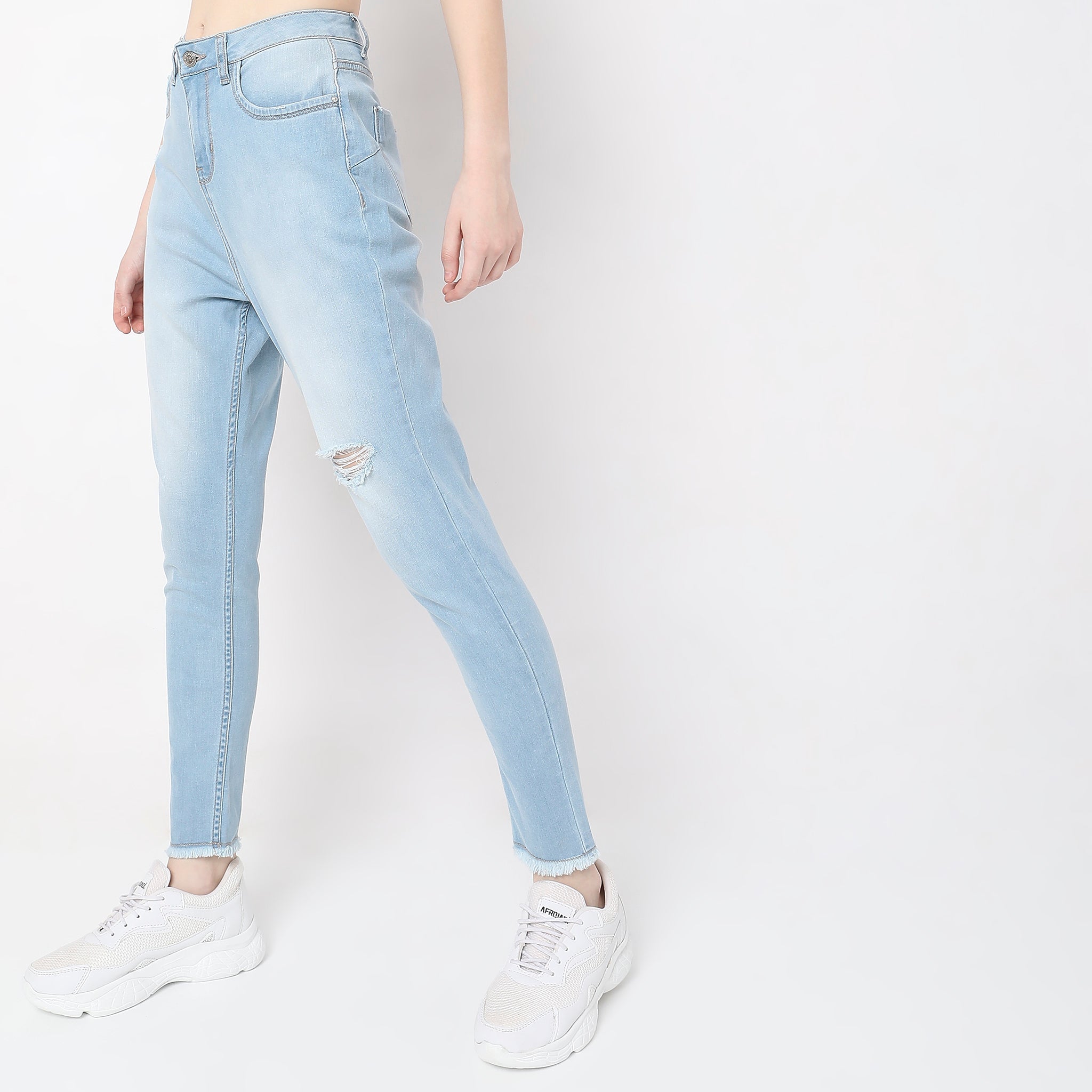 Women Wearing Skinny Fit Solid High Rise Jean
