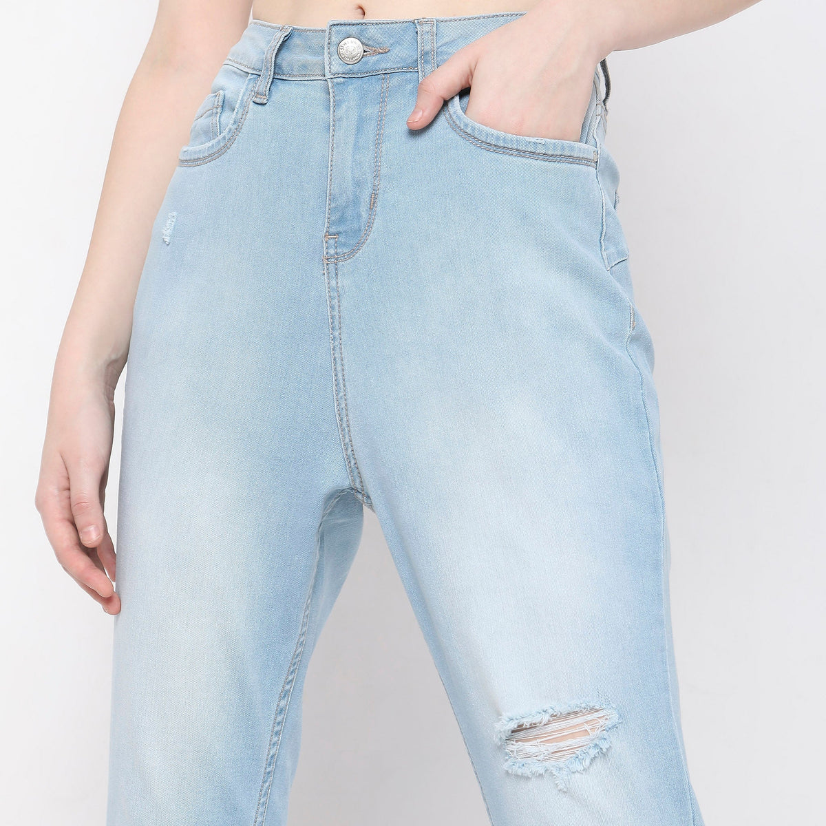 Women Wearing Skinny Fit Solid High Rise Jean