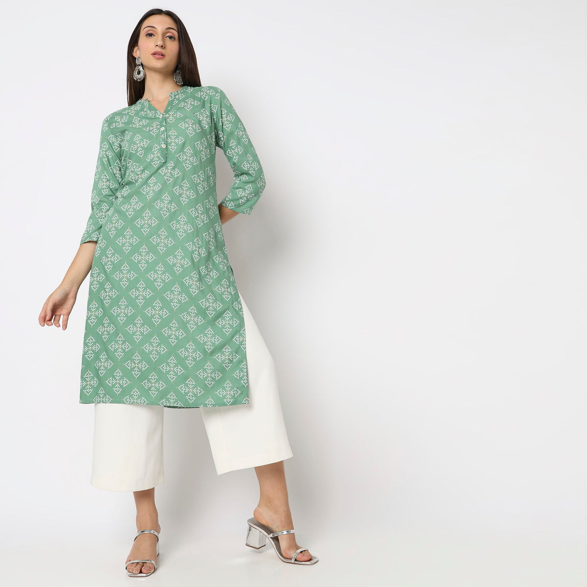 Women Wearing Straight Fit Printed Kurta