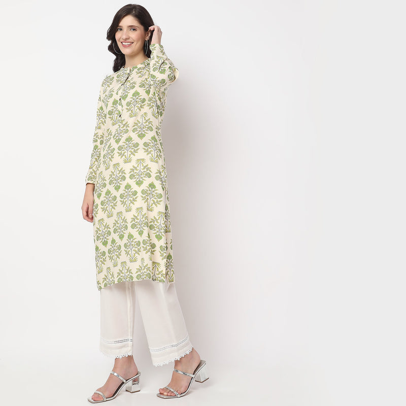 Women Wearing Straight Fit Printed Kurta