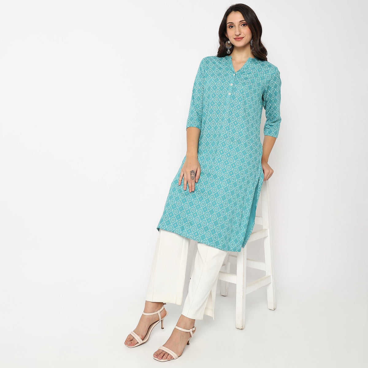 Women Wearing Straight Fit Printed Kurta