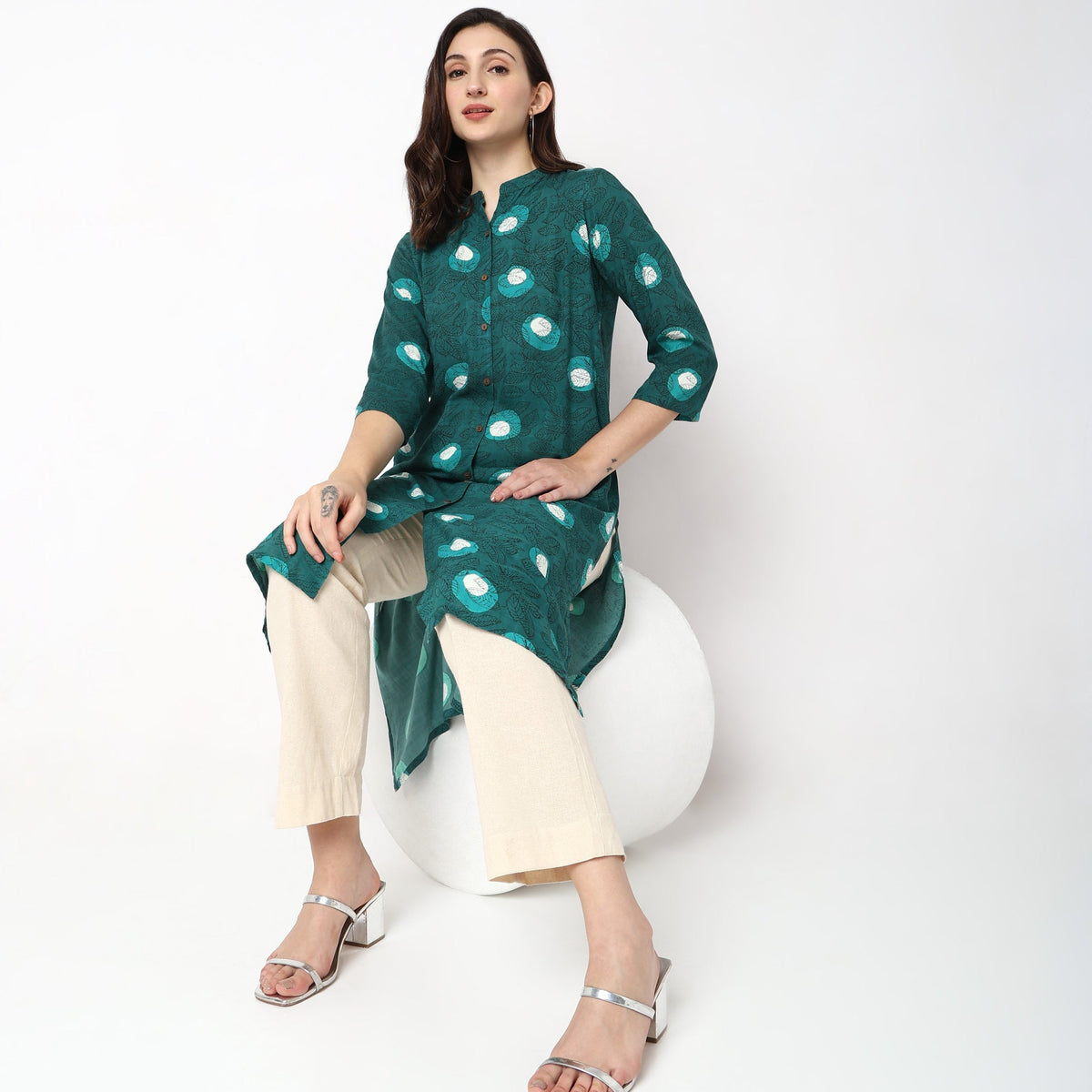 Women Wearing Straight Fit Printed Kurta