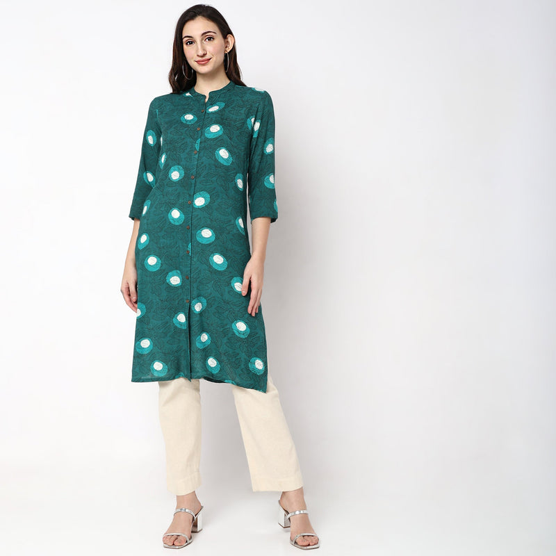 Women Wearing Straight Fit Printed Kurta