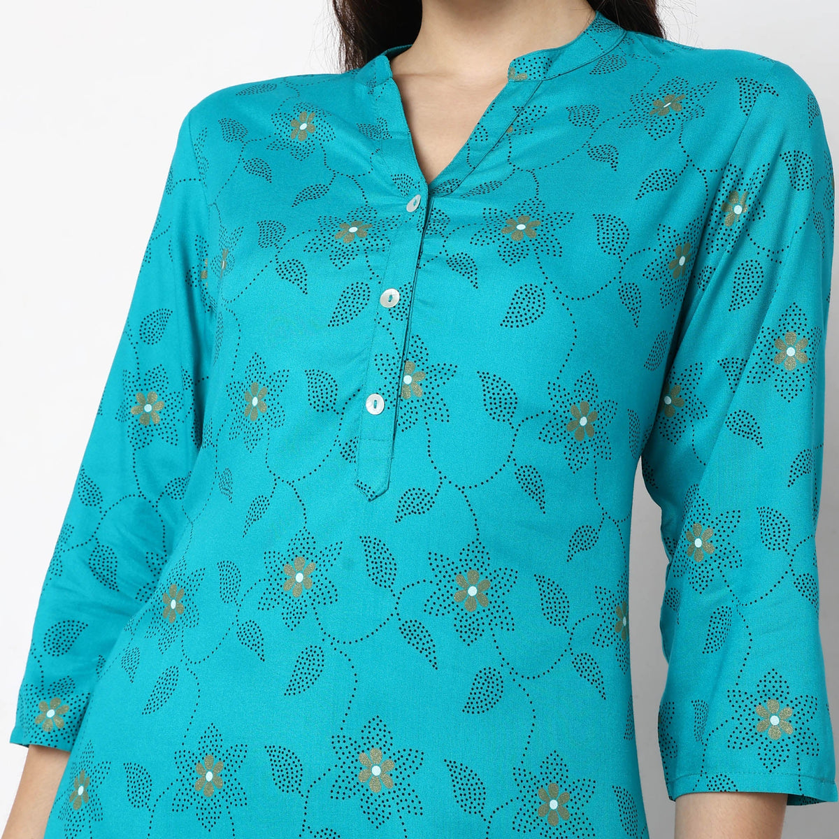 Women Wearing Straight Fit Printed Kurta