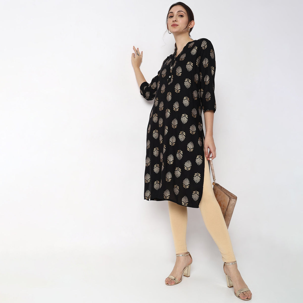 Women Wearing Straight Fit Printed Kurta