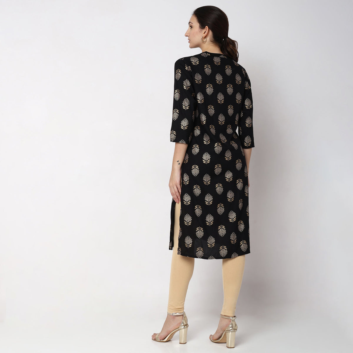 Women Wearing Straight Fit Printed Kurta