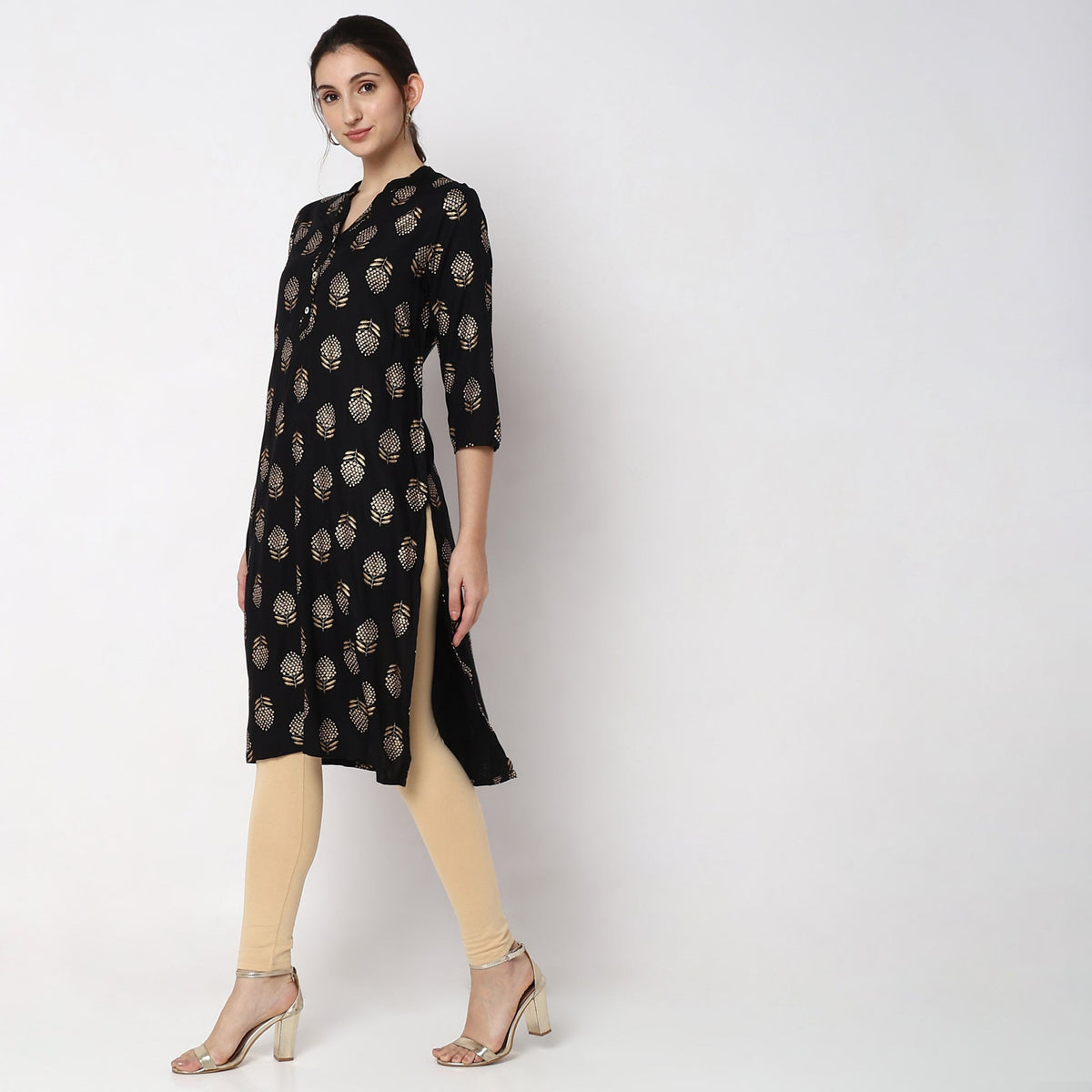 Women Wearing Straight Fit Printed Kurta