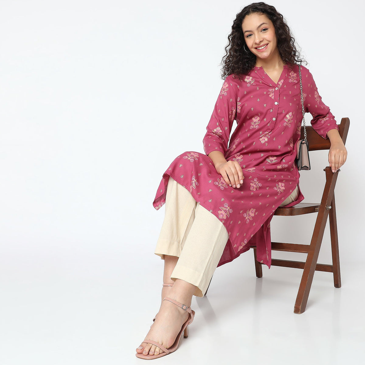 Women Wearing Straight Fit Printed Kurta