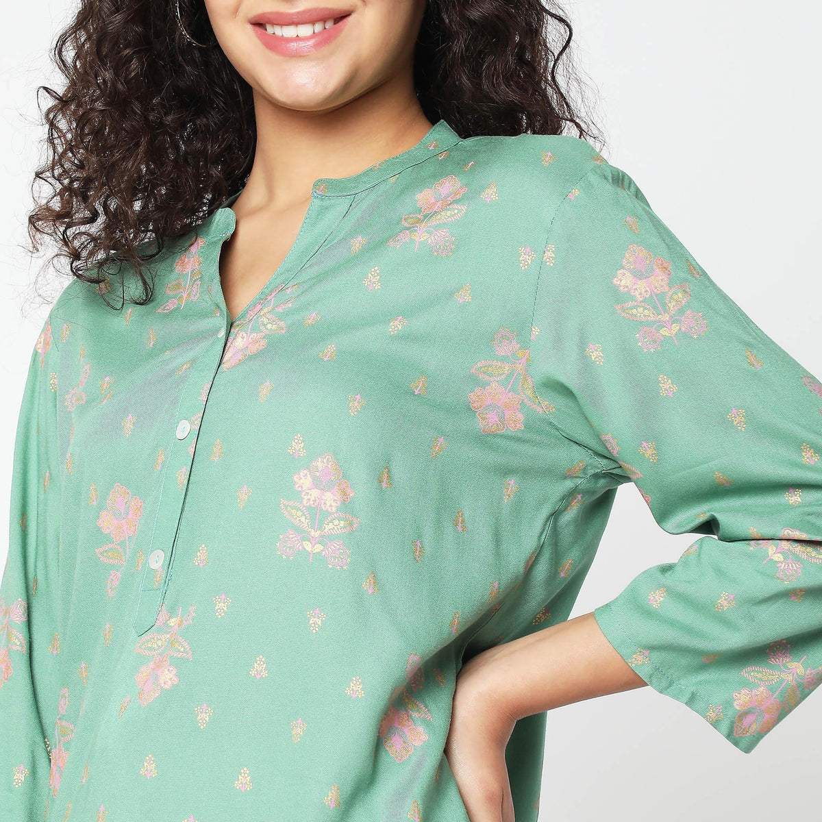 Women Wearing Straight Fit Printed Kurta