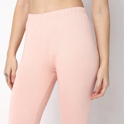 Women Wearing Slim Fit Solid Mid Rise Legging