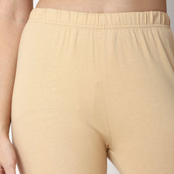 Women Wearing Slim Fit Solid Mid Rise Legging