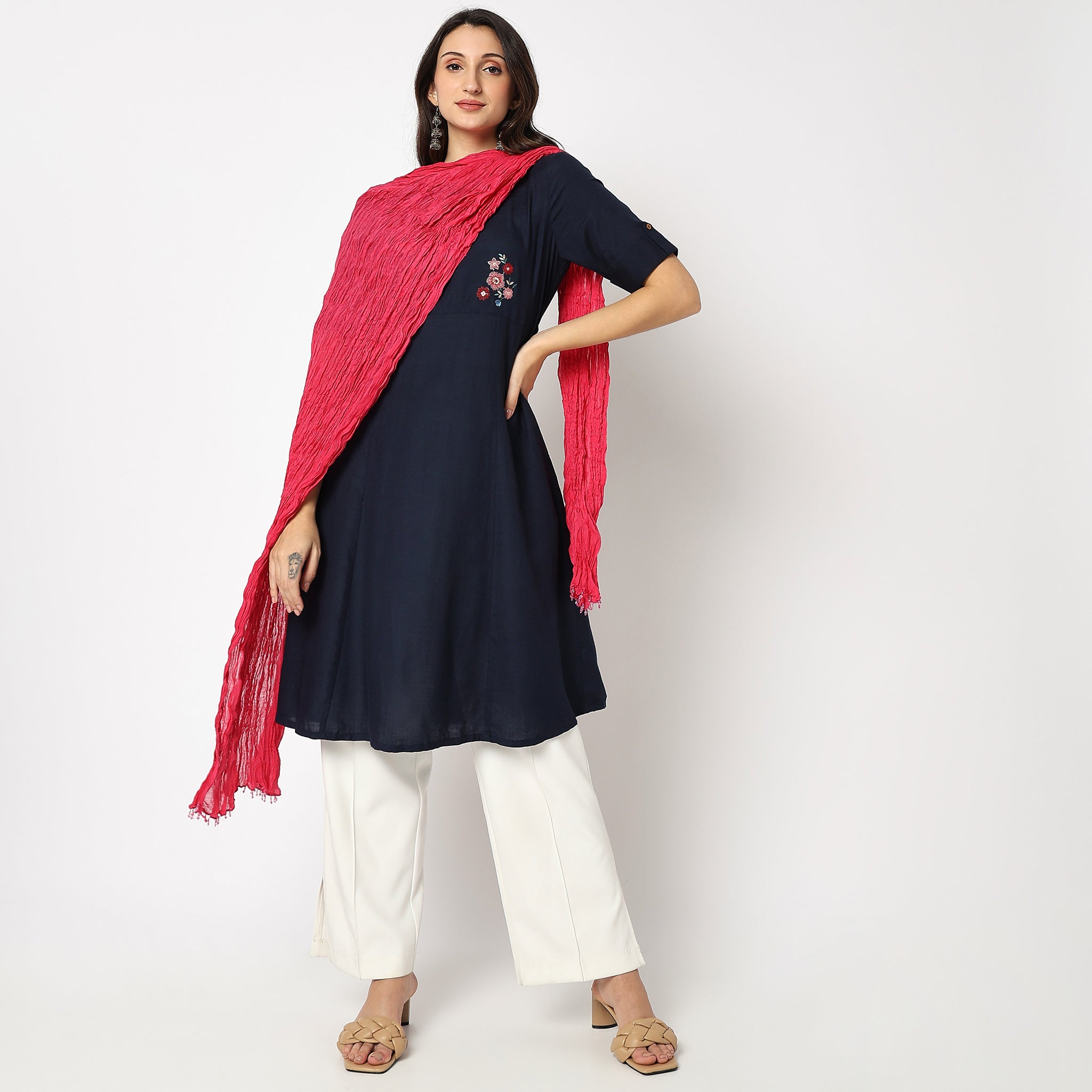Women Wearing Cotton Solid Dupatta