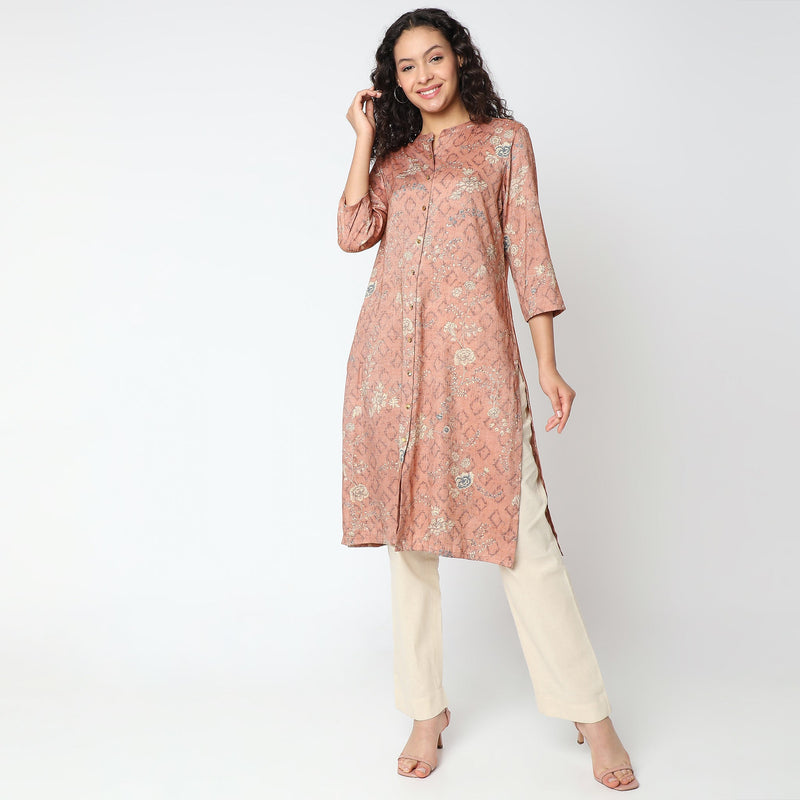 Women Wearing Straight Fit Printed Kurta