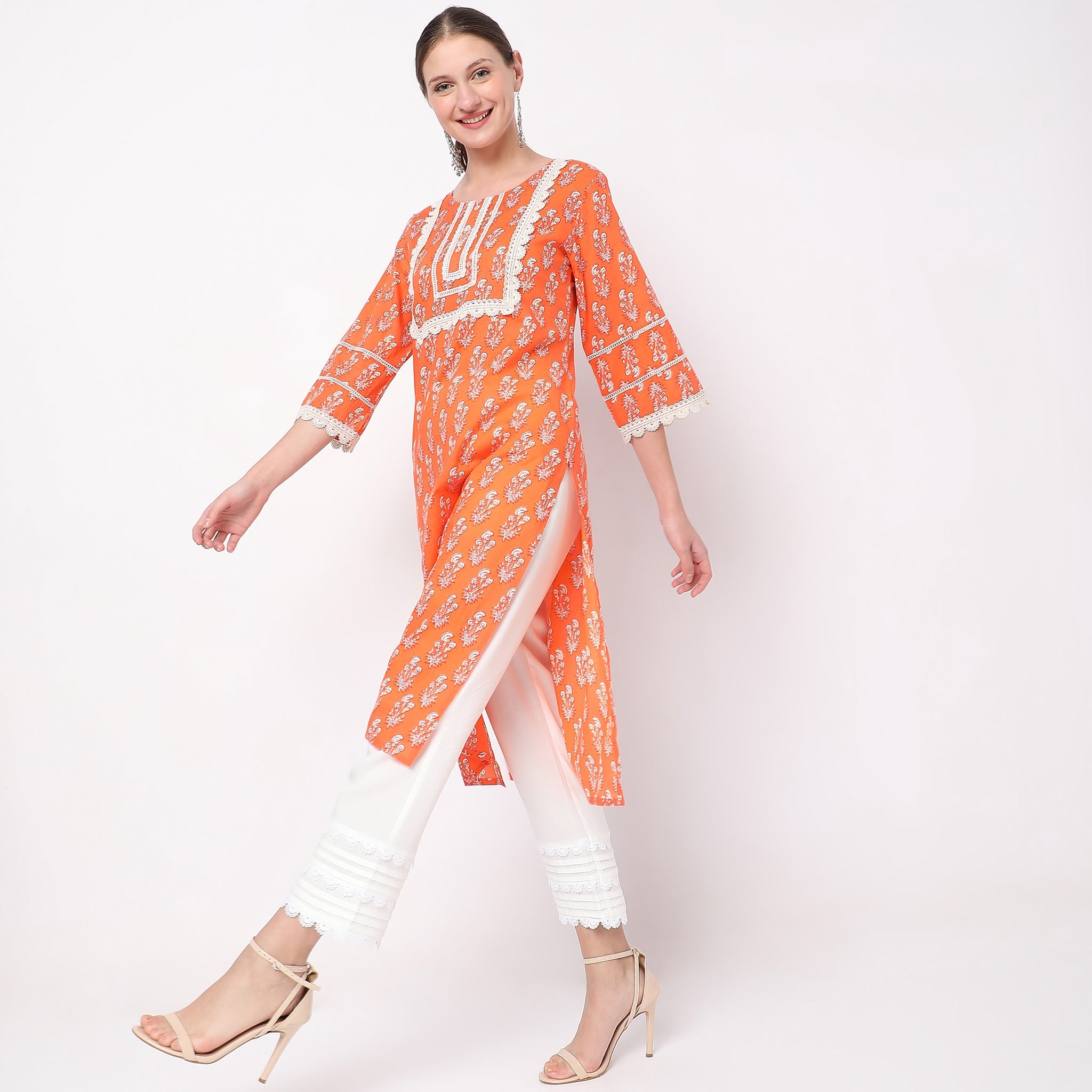 Women Wearing Regular Fit Solid Mid Rise Palazzo