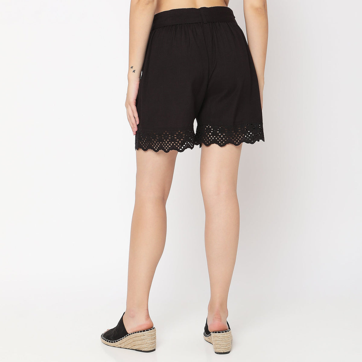 Women Wearing Regular Fit Solid Mid Rise Short