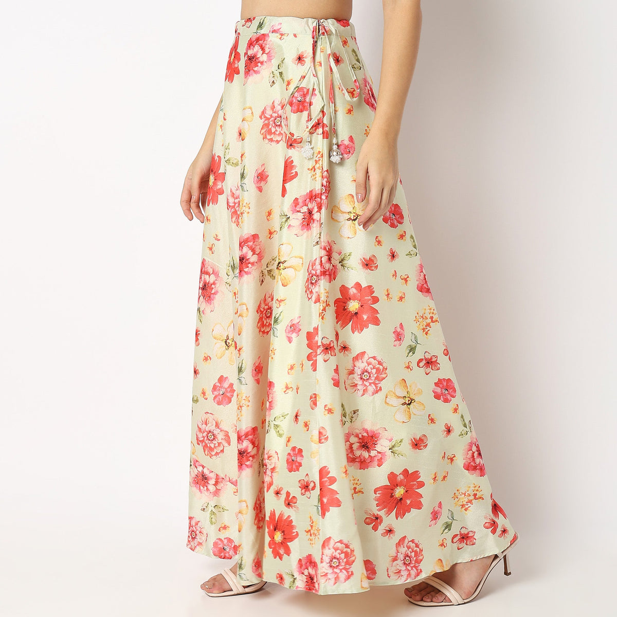 Women Wearing Flare Fit Printed Mid Rise Skirt