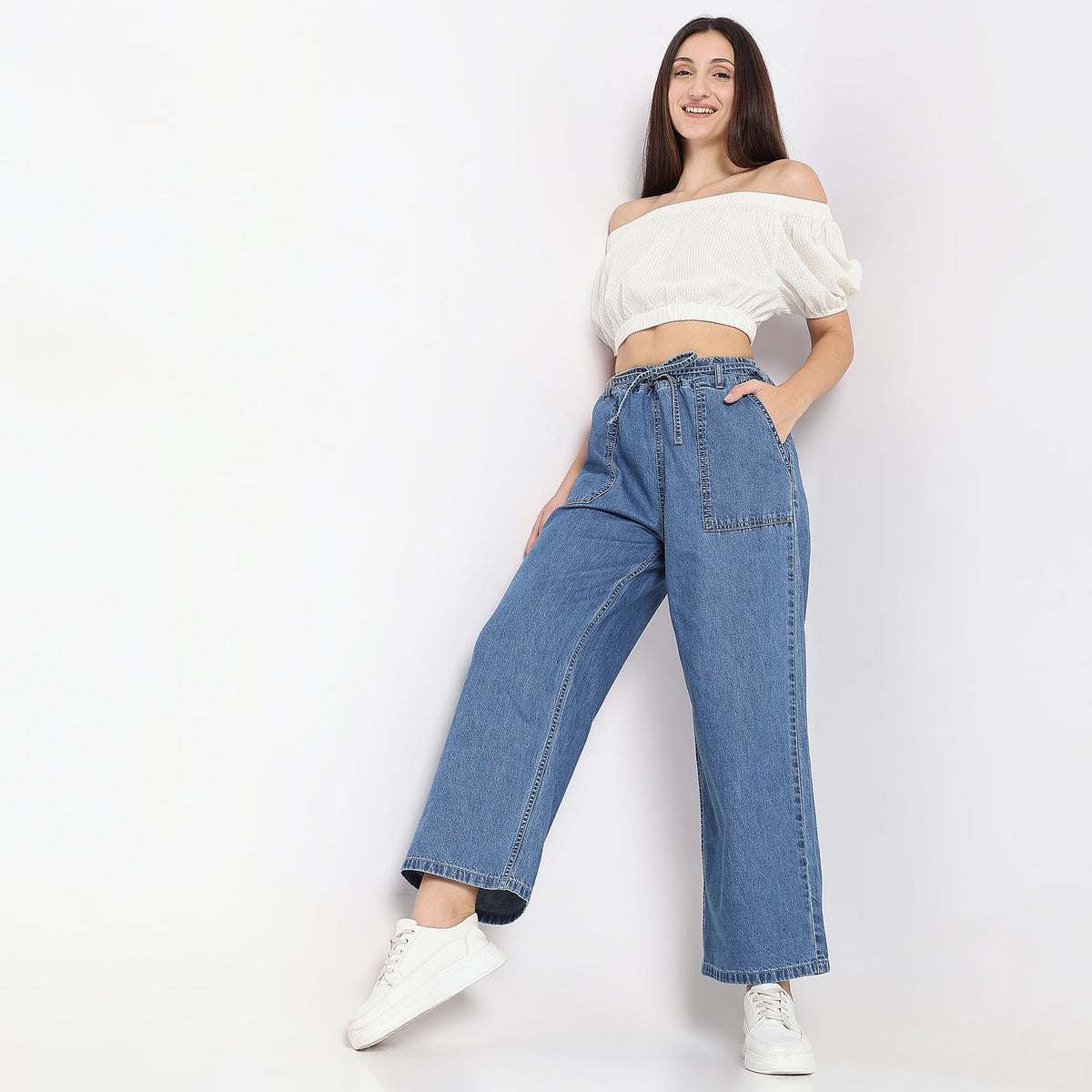 Women Wearing Regular Fit Solid High Rise Jean