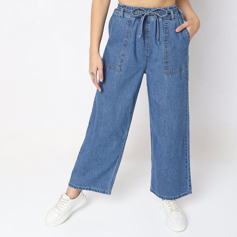 Women Wearing Regular Fit Solid High Rise Jean