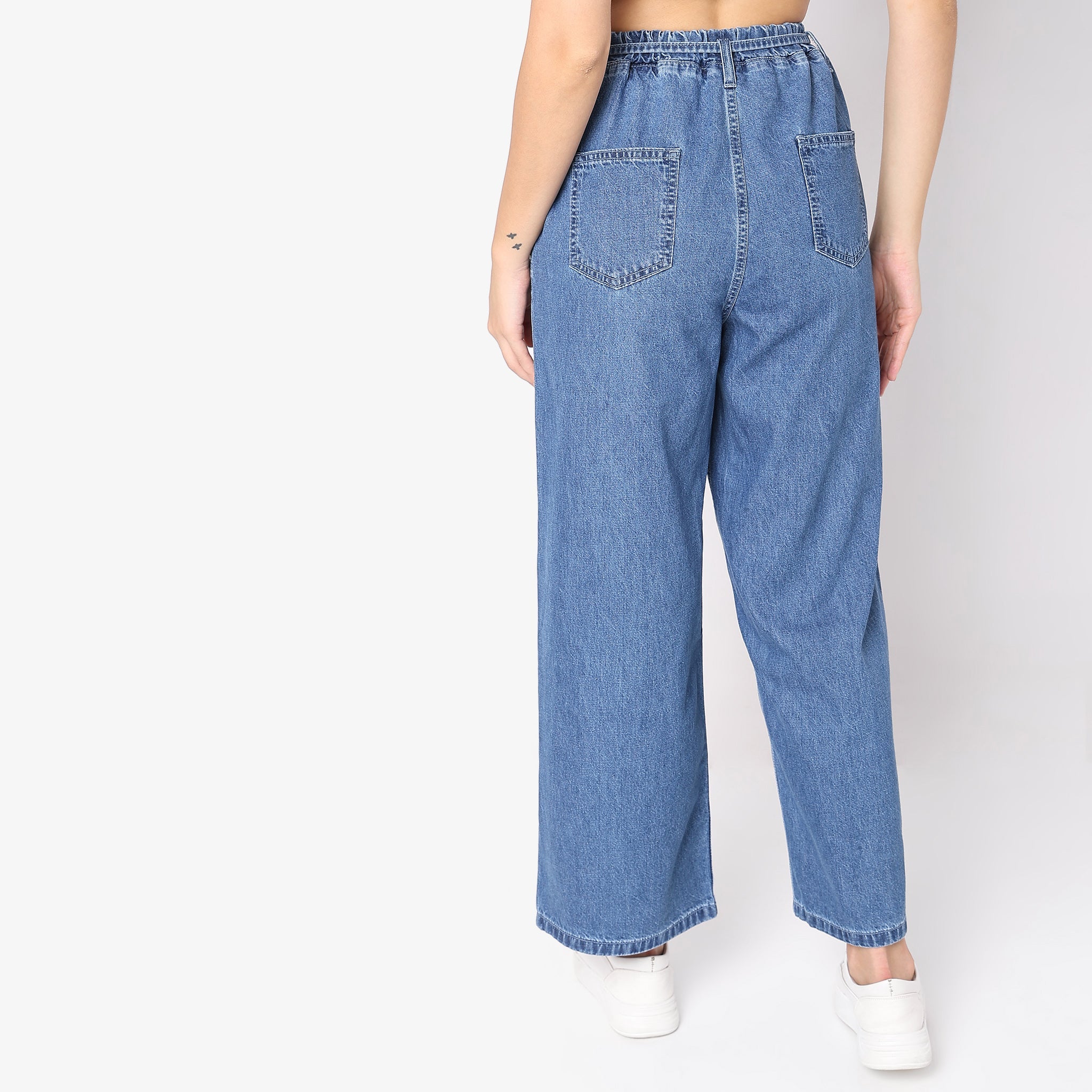 Women Wearing Regular Fit Solid High Rise Jean