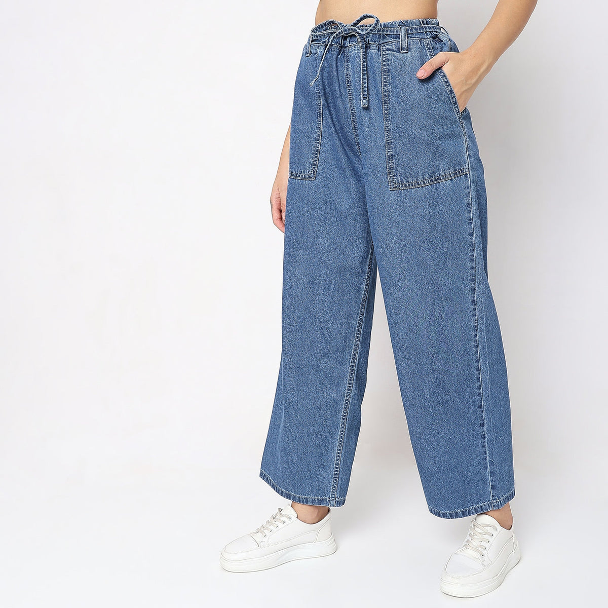 Women Wearing Regular Fit Solid High Rise Jean