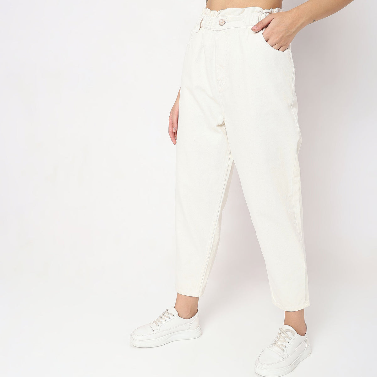 Women Wearing Slouch Fit Solid High Rise Jean